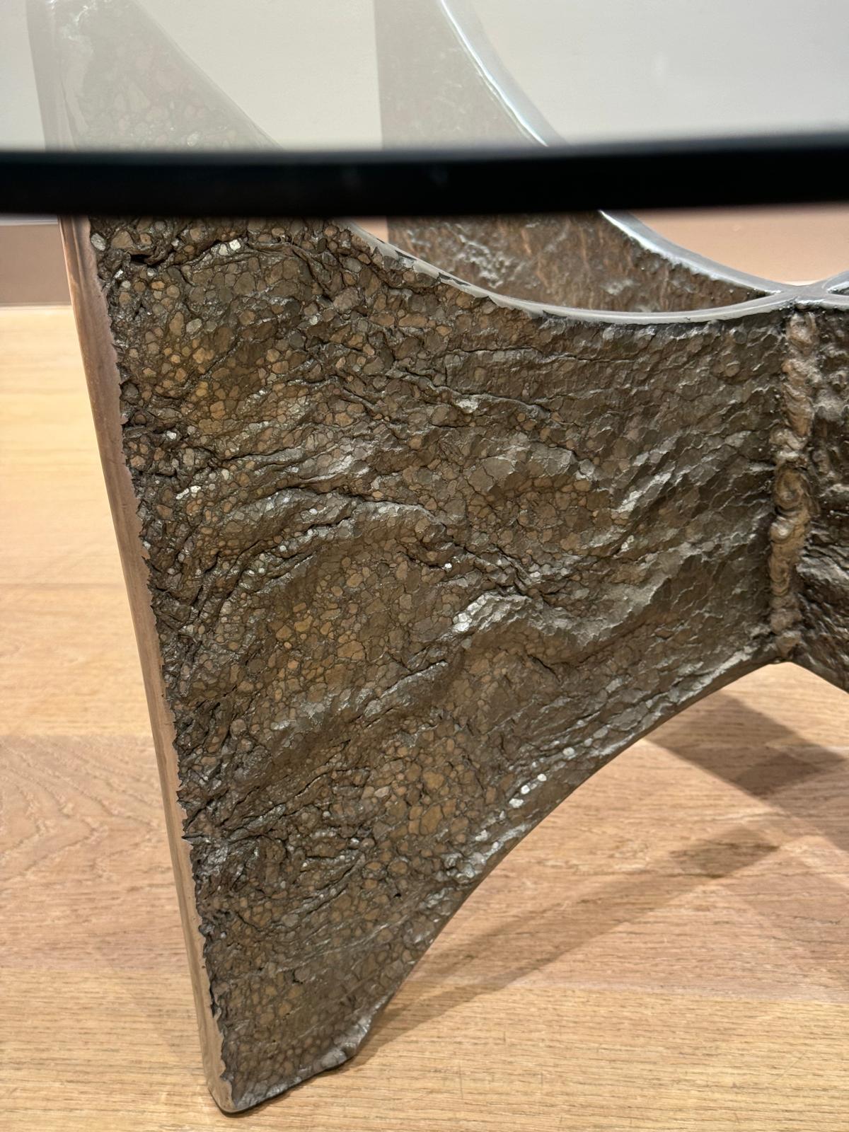 Table basse brutaliste du milieu du siècle dernier en vente 3