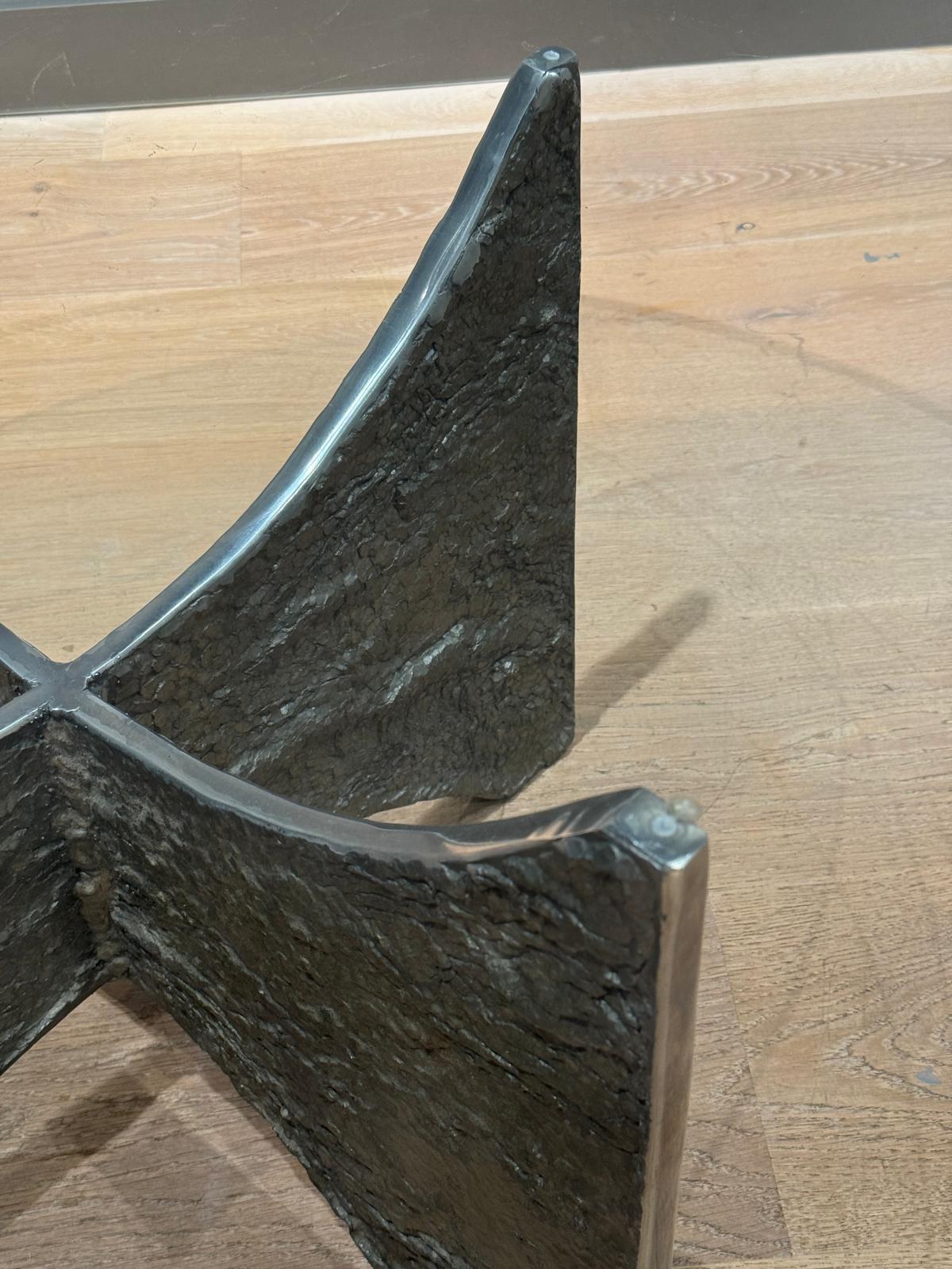 Table basse brutaliste du milieu du siècle dernier en vente 5