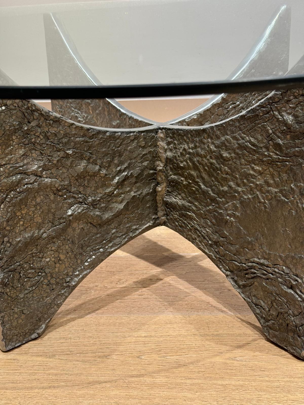 Table basse brutaliste du milieu du siècle dernier en vente 9