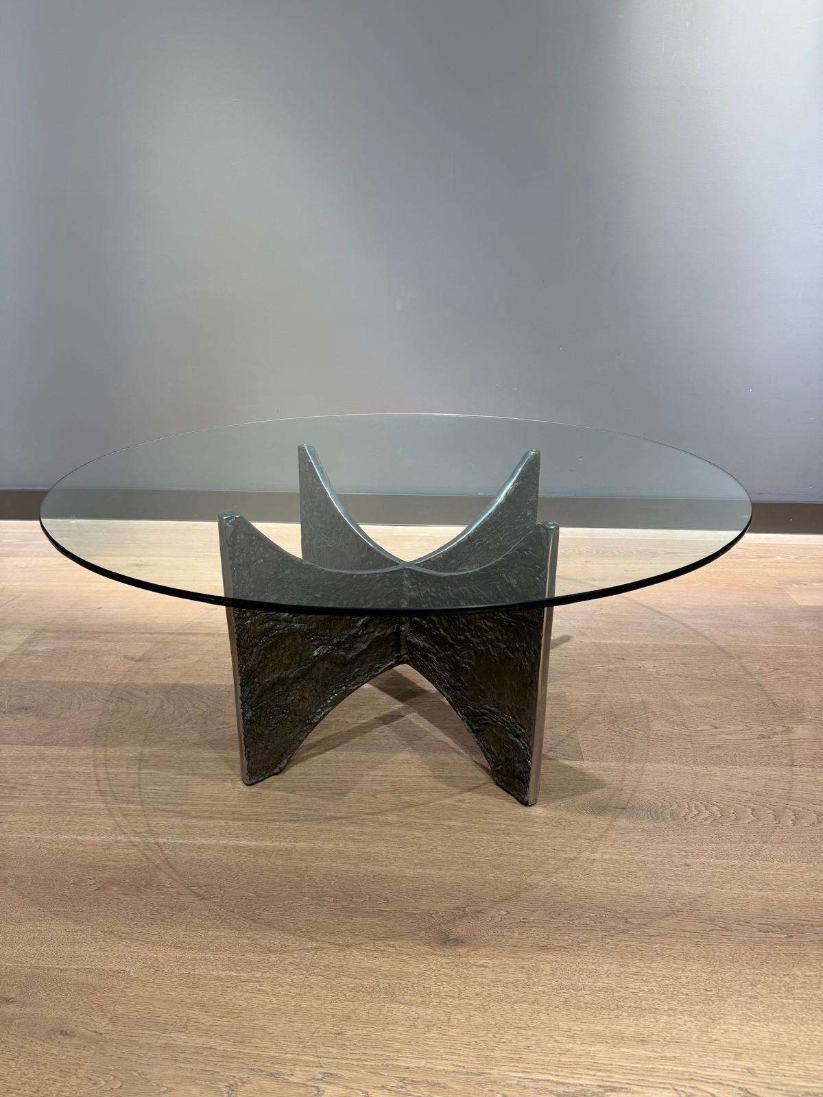 Table basse brutaliste du milieu du siècle dernier en vente 11