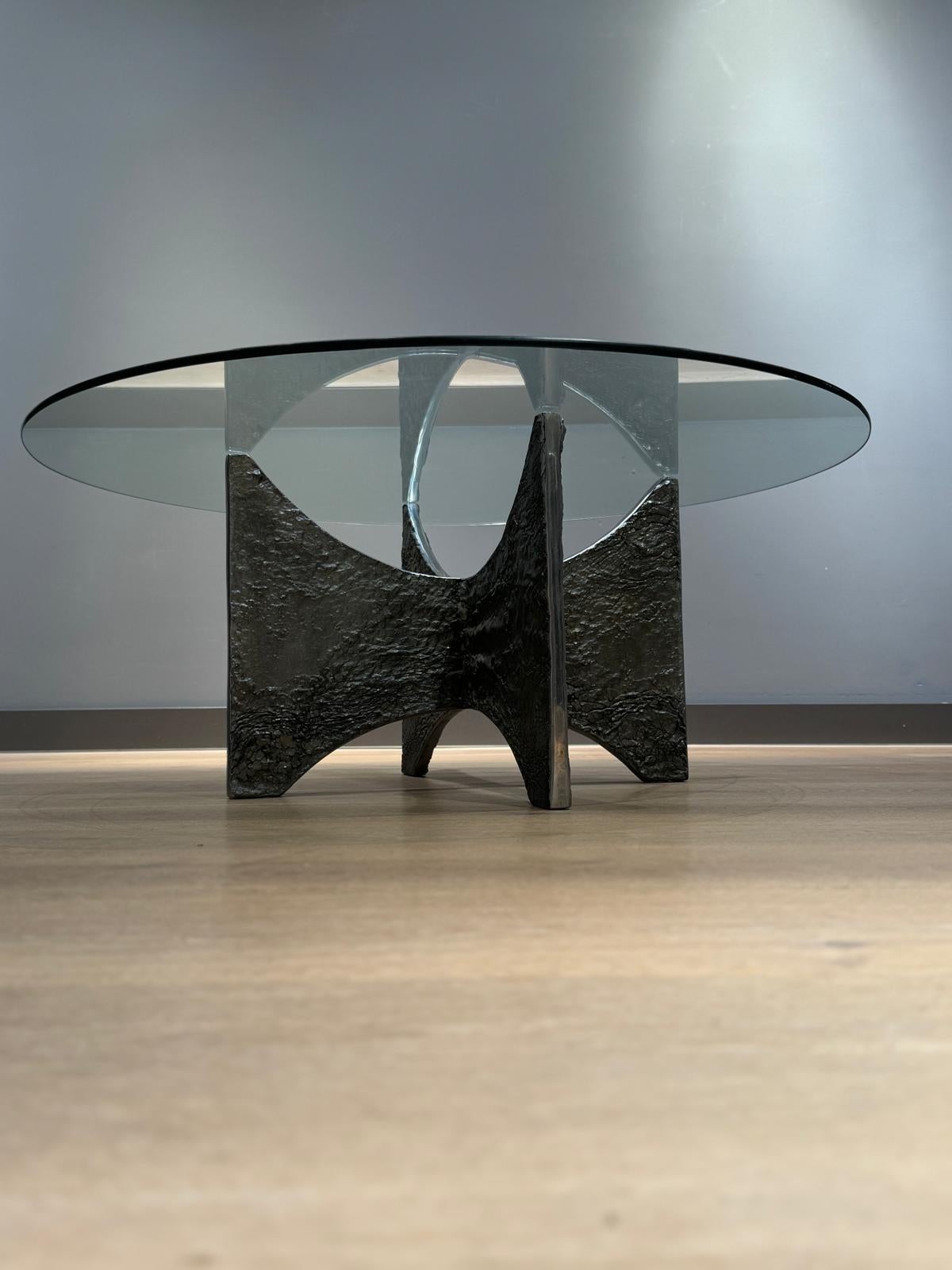 Moulage Table basse brutaliste du milieu du siècle dernier en vente