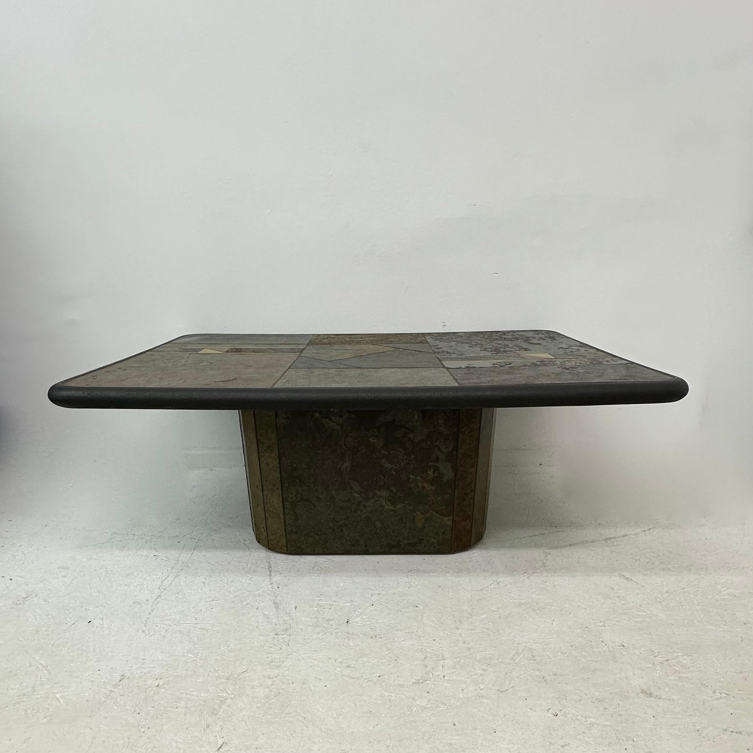 Table basse brutaliste en pierre naturelle, années 1970

Dimensions : 120 cm L, 80cm D, 46,5cm H
Condit : Bon
Période : 1970's