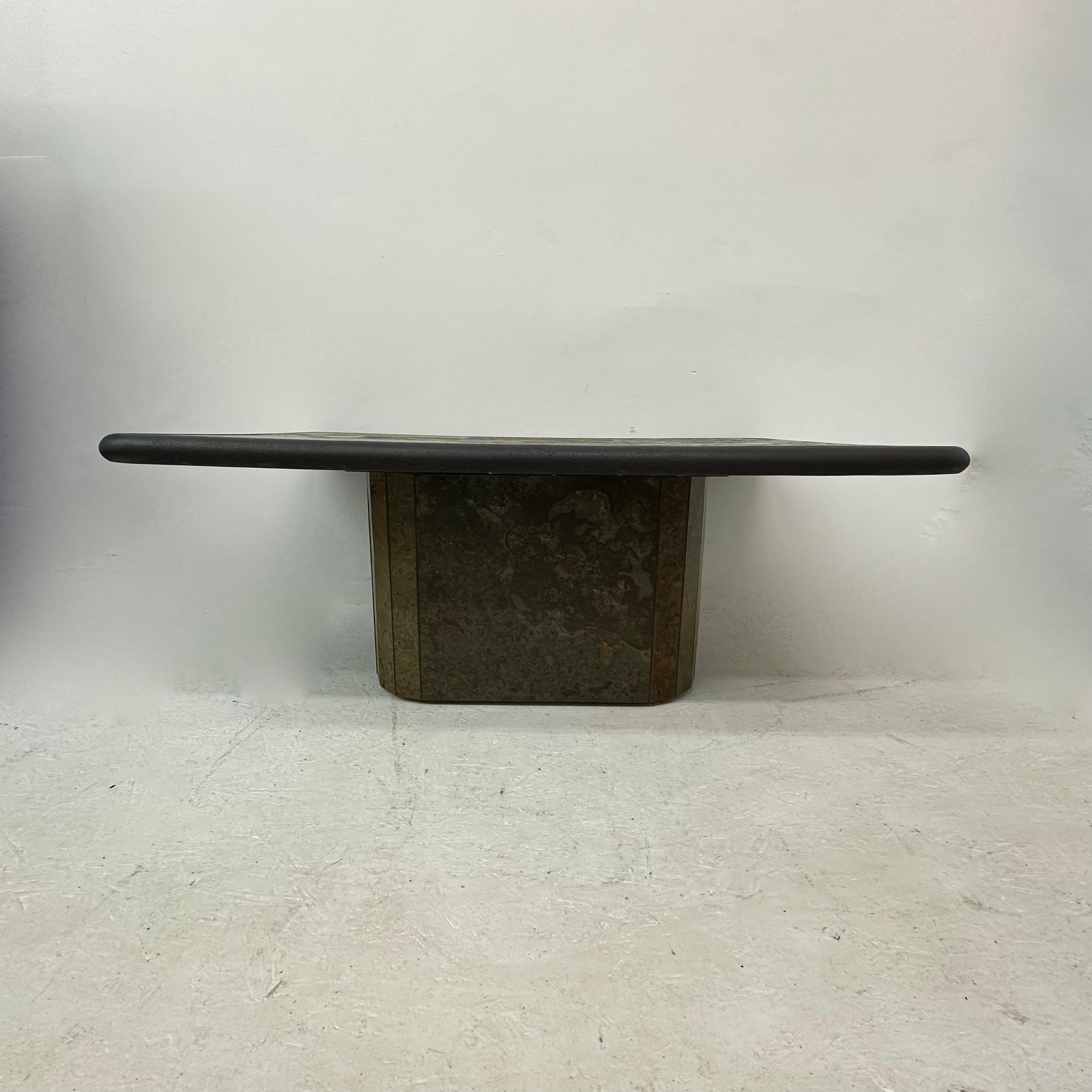 Néerlandais Table basse brutaliste en pierre naturelle, années 1970 en vente