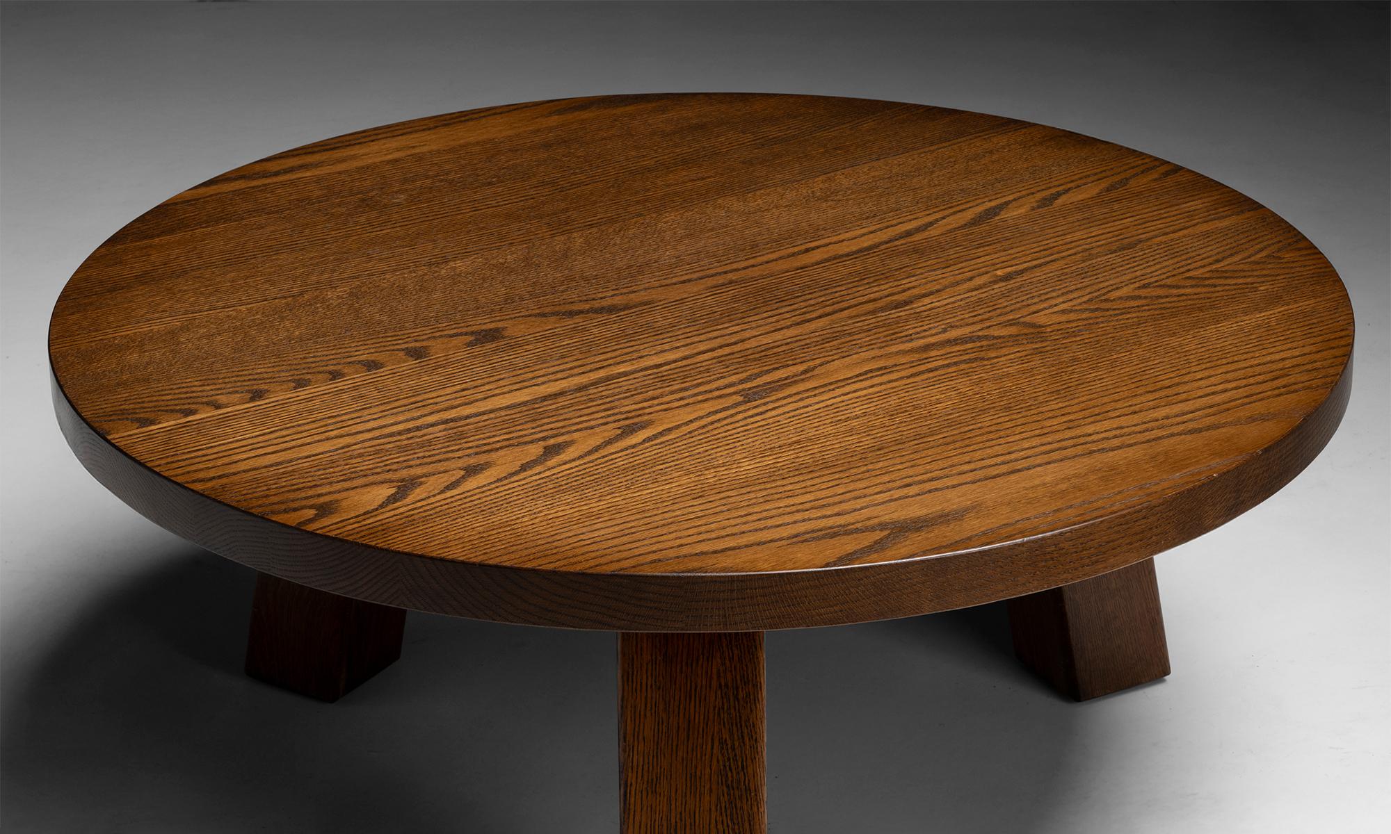 Pays-Bas, 1970
Table basse en chêne sur trois pieds évasés.
39,5 