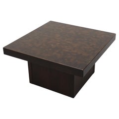 Table basse brutaliste avec plateau en forme de bloc de bois de boucherie