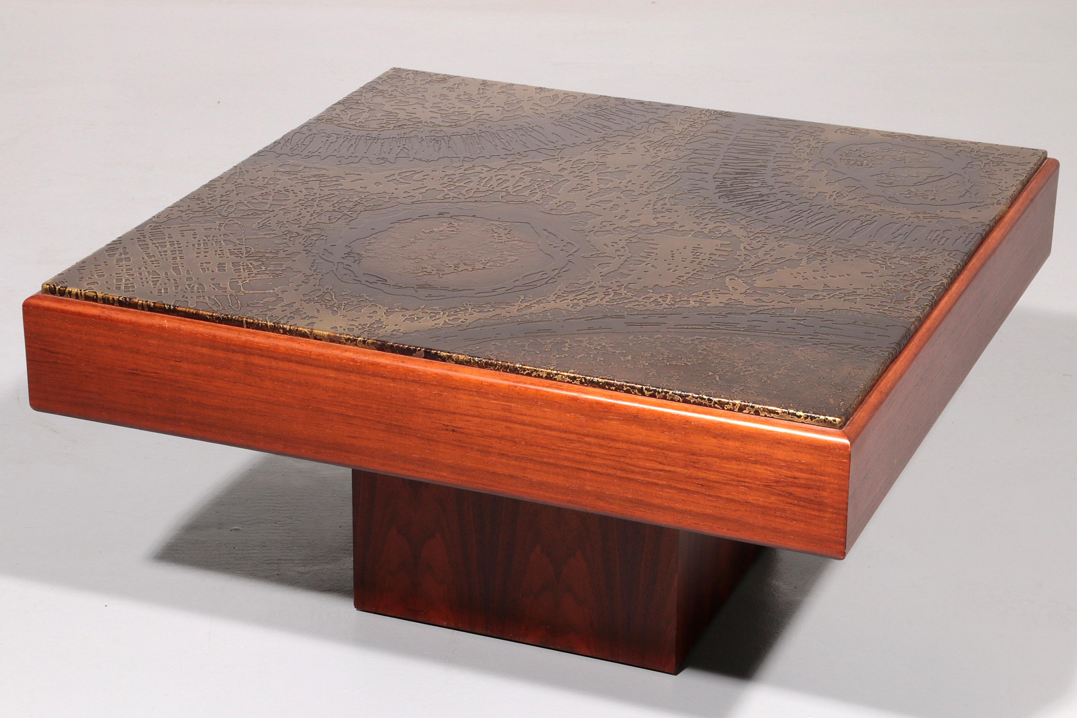 Brutalistischer Couchtisch mit Kupferplatte und Holzsockel 1970 (Moderne der Mitte des Jahrhunderts) im Angebot