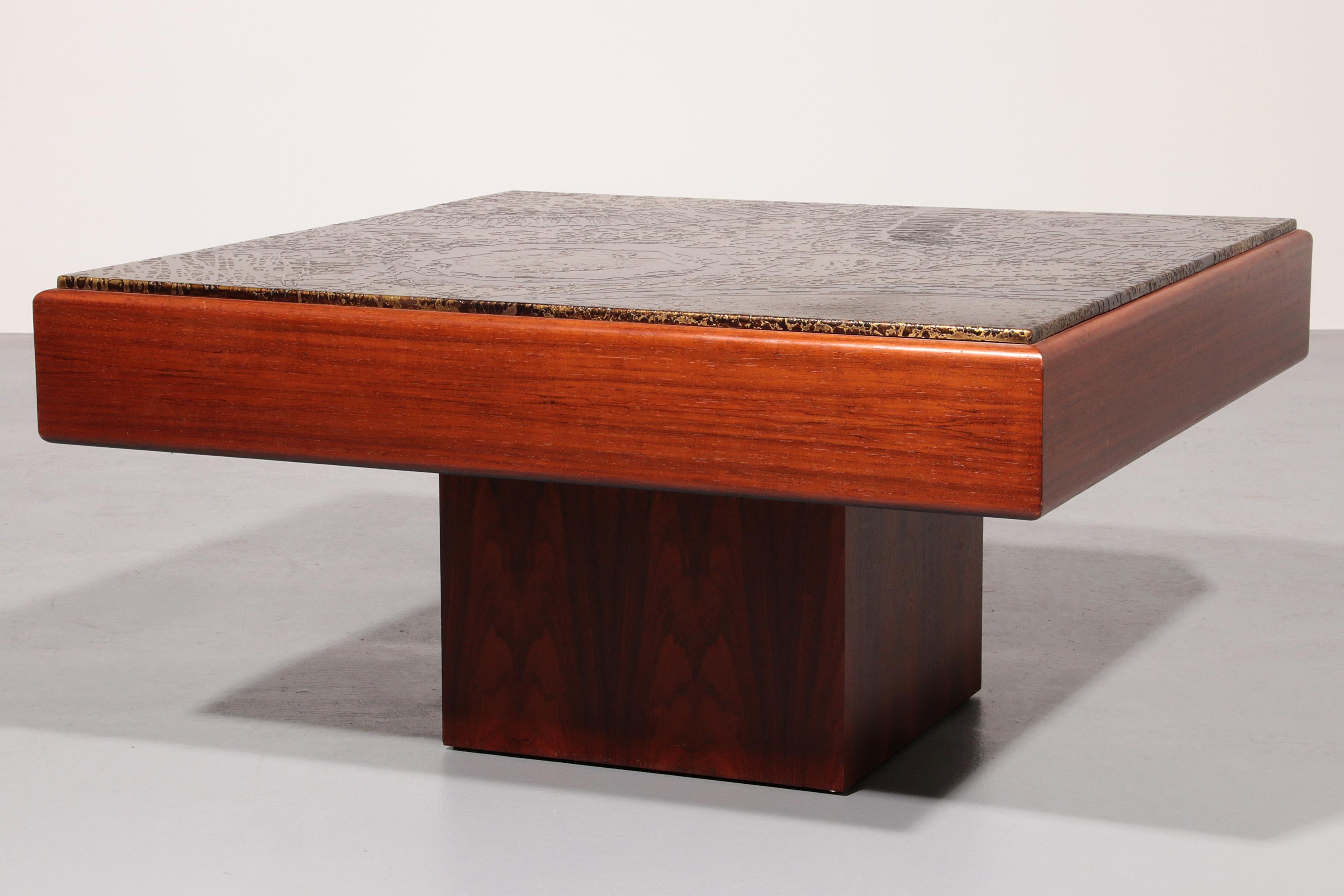 Brutalistischer Couchtisch mit Kupferplatte und Holzsockel 1970 (Belgisch) im Angebot