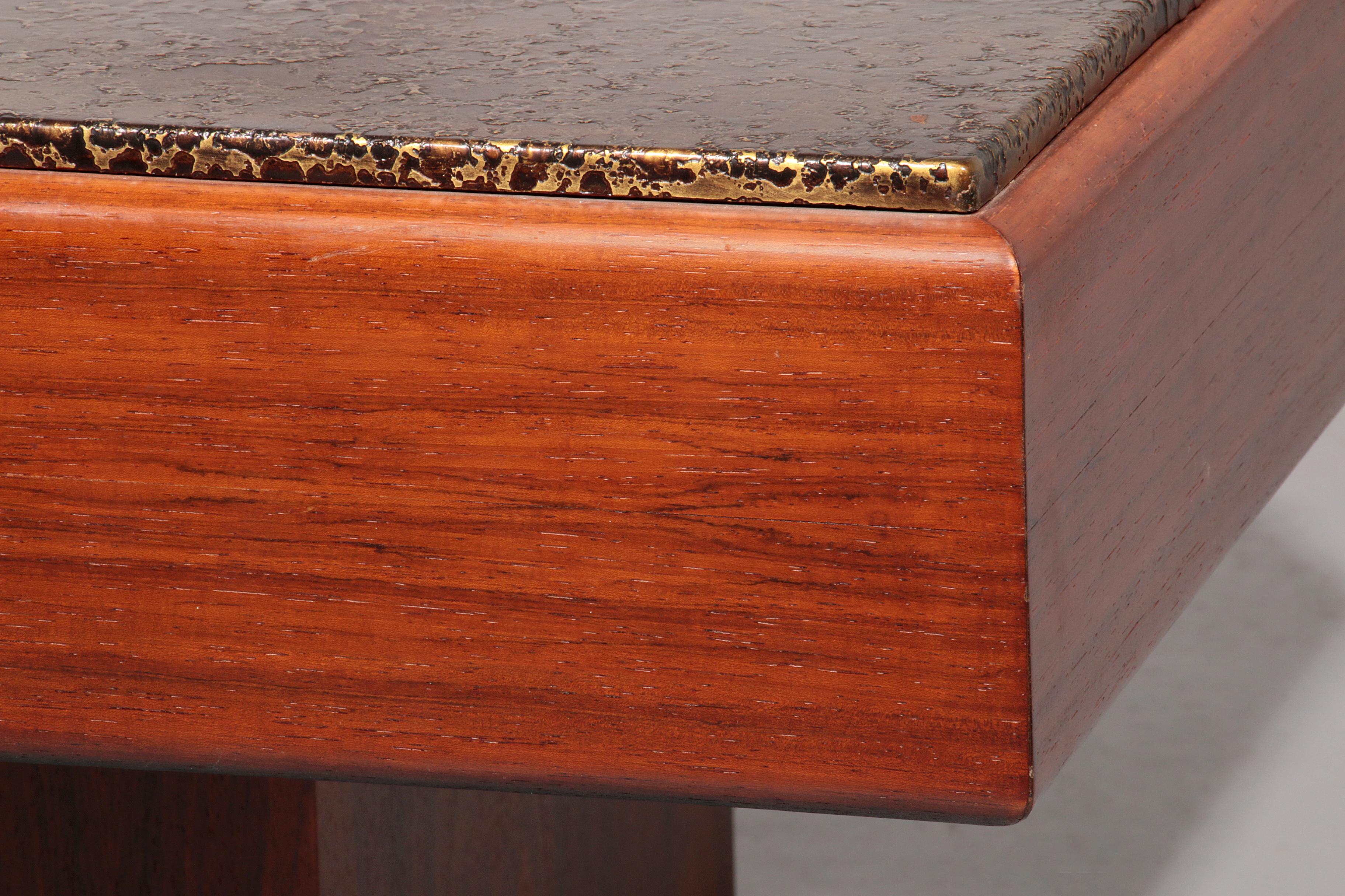 Brutalistischer Couchtisch mit Kupferplatte und Holzsockel 1970 im Zustand „Hervorragend“ im Angebot in Oirlo, LI