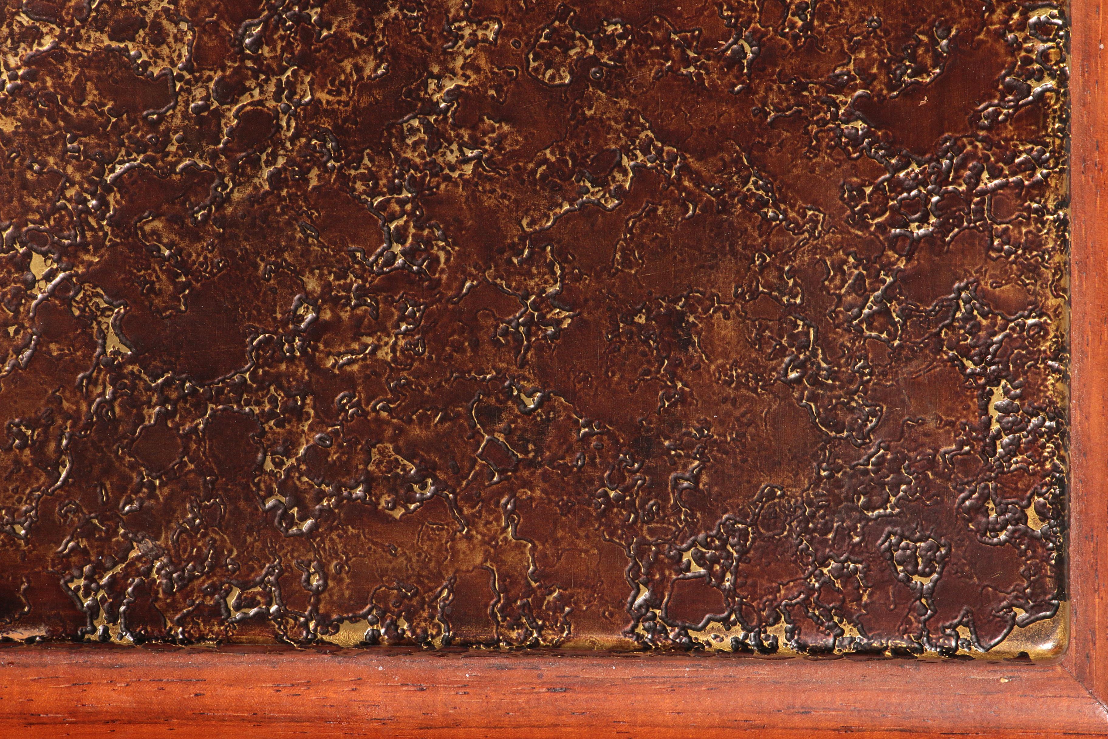 Brutalistischer Couchtisch mit Kupferplatte und Holzsockel 1970 im Angebot 3