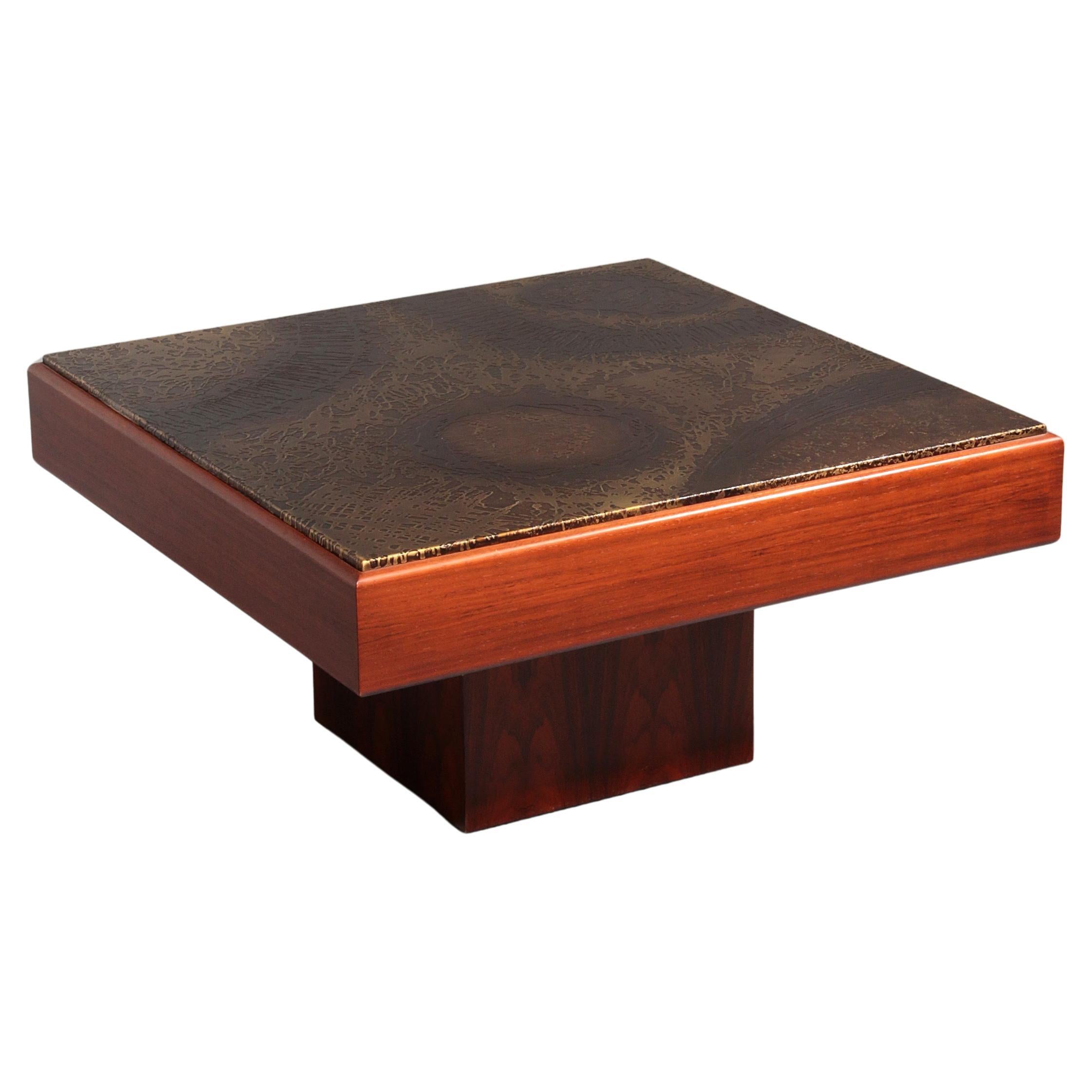 Brutalistischer Couchtisch mit Kupferplatte und Holzsockel 1970 im Angebot