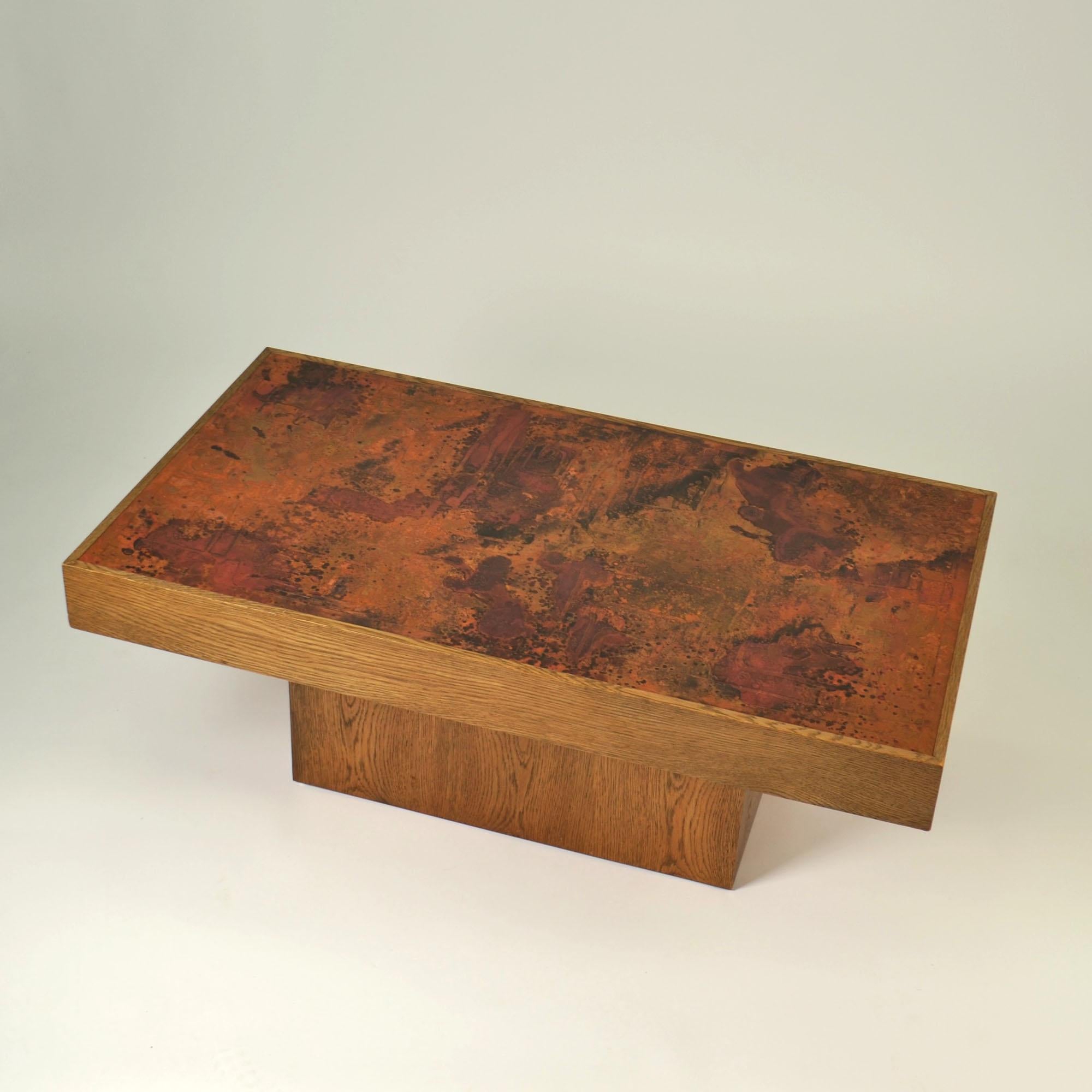 Conçue dans les années 1960 par Bernhard Rohne, cette table présente une surface incroyablement complexe réalisée à l'aide de techniques innovantes de gravure et de patinage sur une plaque de cuivre dans laquelle est incorporée sa signature. La