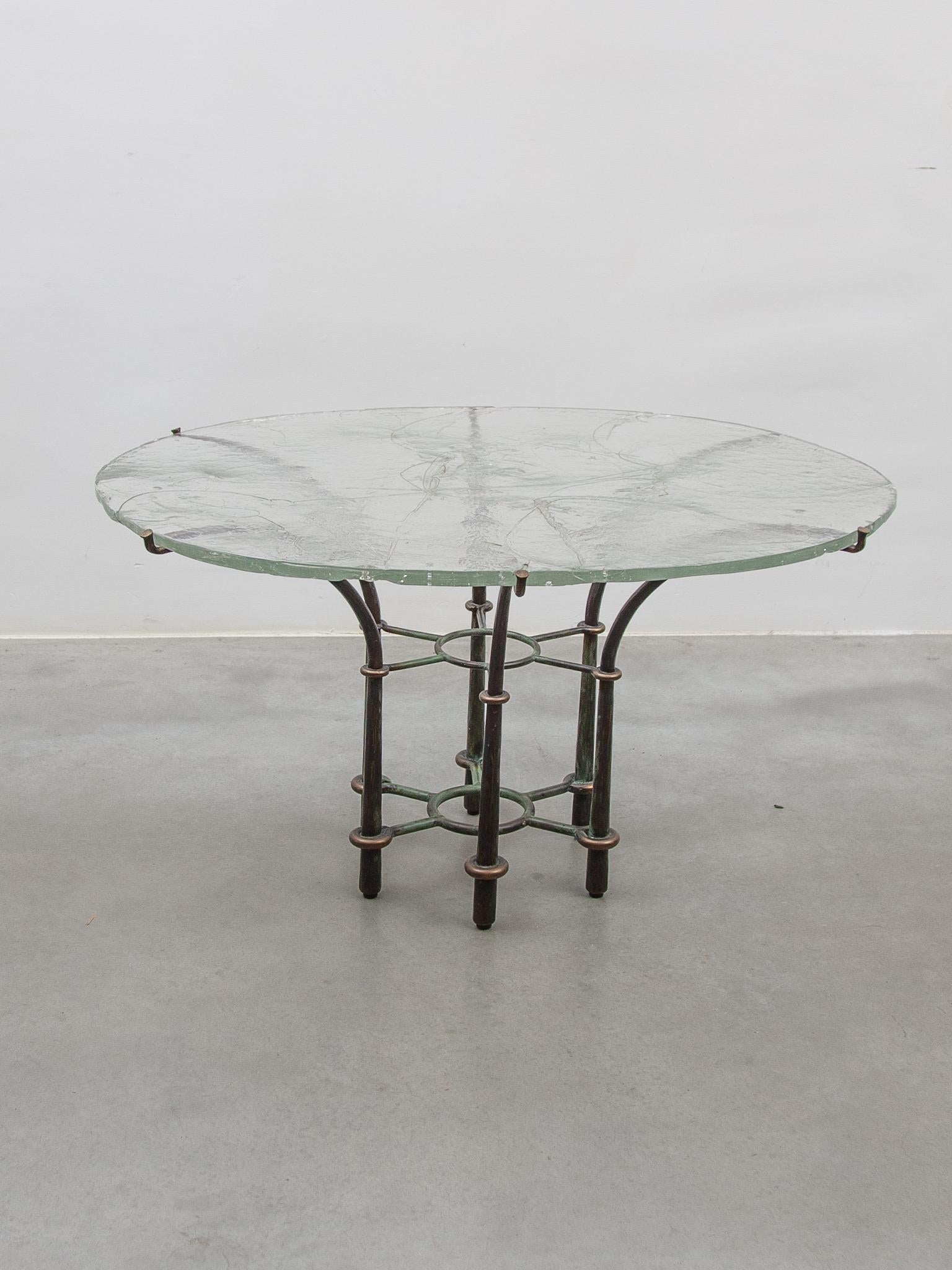 Brutalistischer Couchtisch mit schwebender Glasplatte von Lothar Klute, Deutschland, 1980er Jahre im Zustand „Gut“ im Angebot in Antwerp, BE