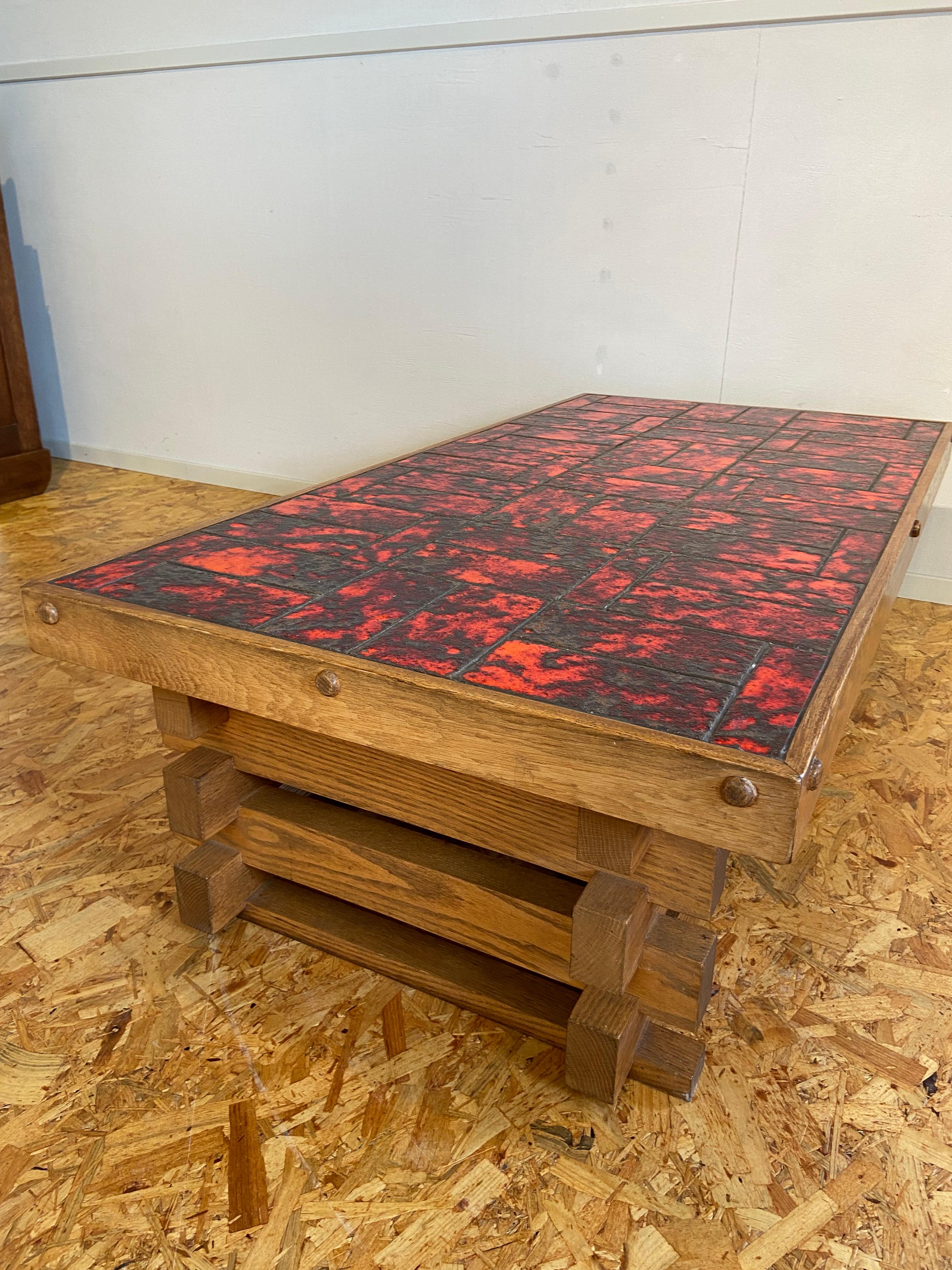 Travail du bois Table basse brutaliste avec carreaux émaillés rouges en vente