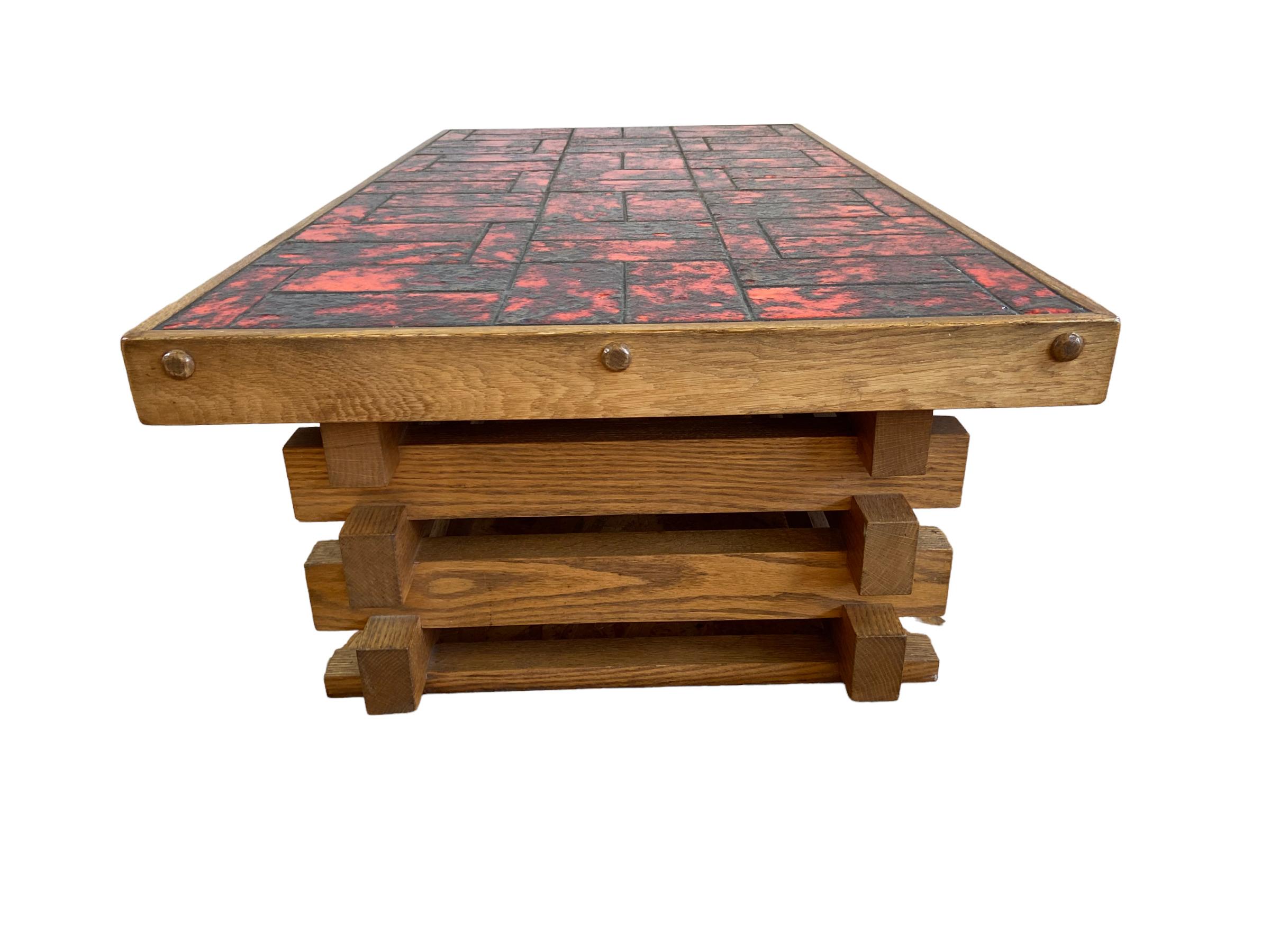 Chêne Table basse brutaliste avec carreaux émaillés rouges en vente