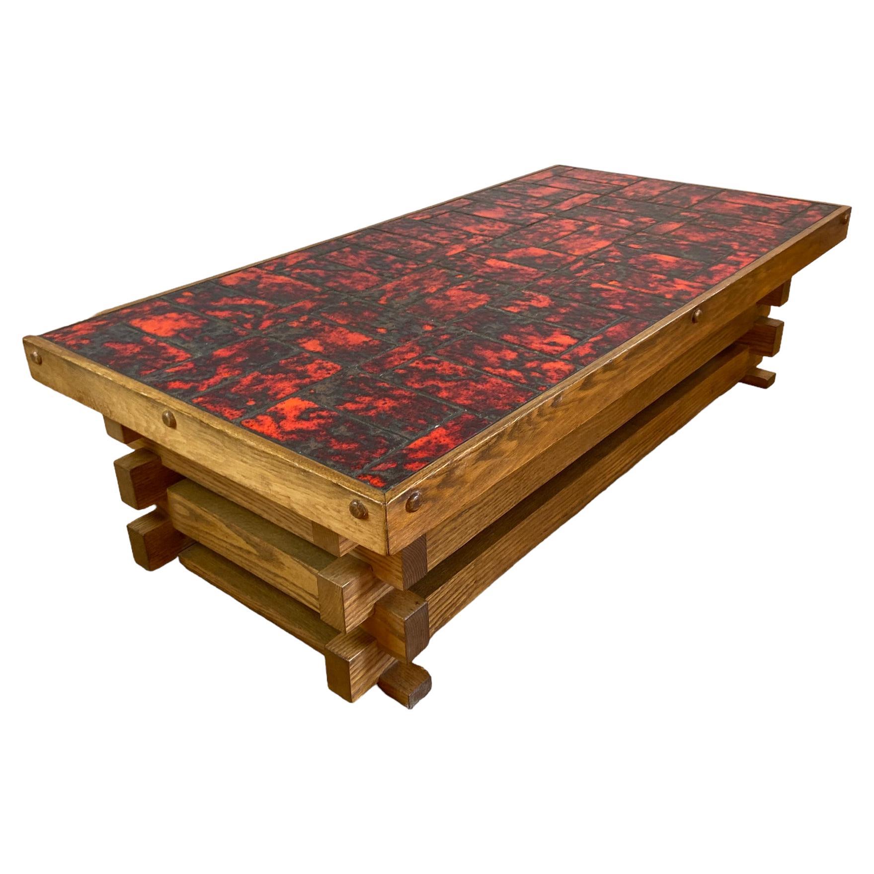 Table basse brutaliste avec carreaux émaillés rouges en vente