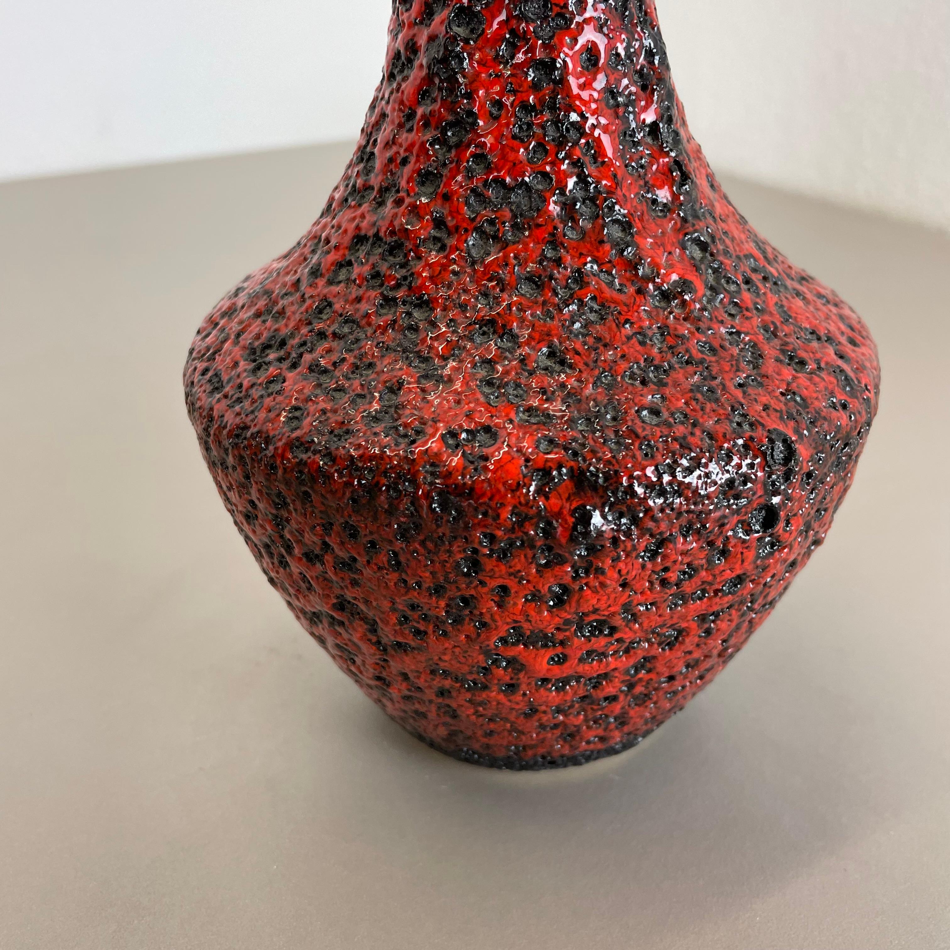 Vase brutaliste en poterie colorée rouge et noire Fabriqué par Silberdistel, Allemagne de l'Ouest, 1970 en vente 3