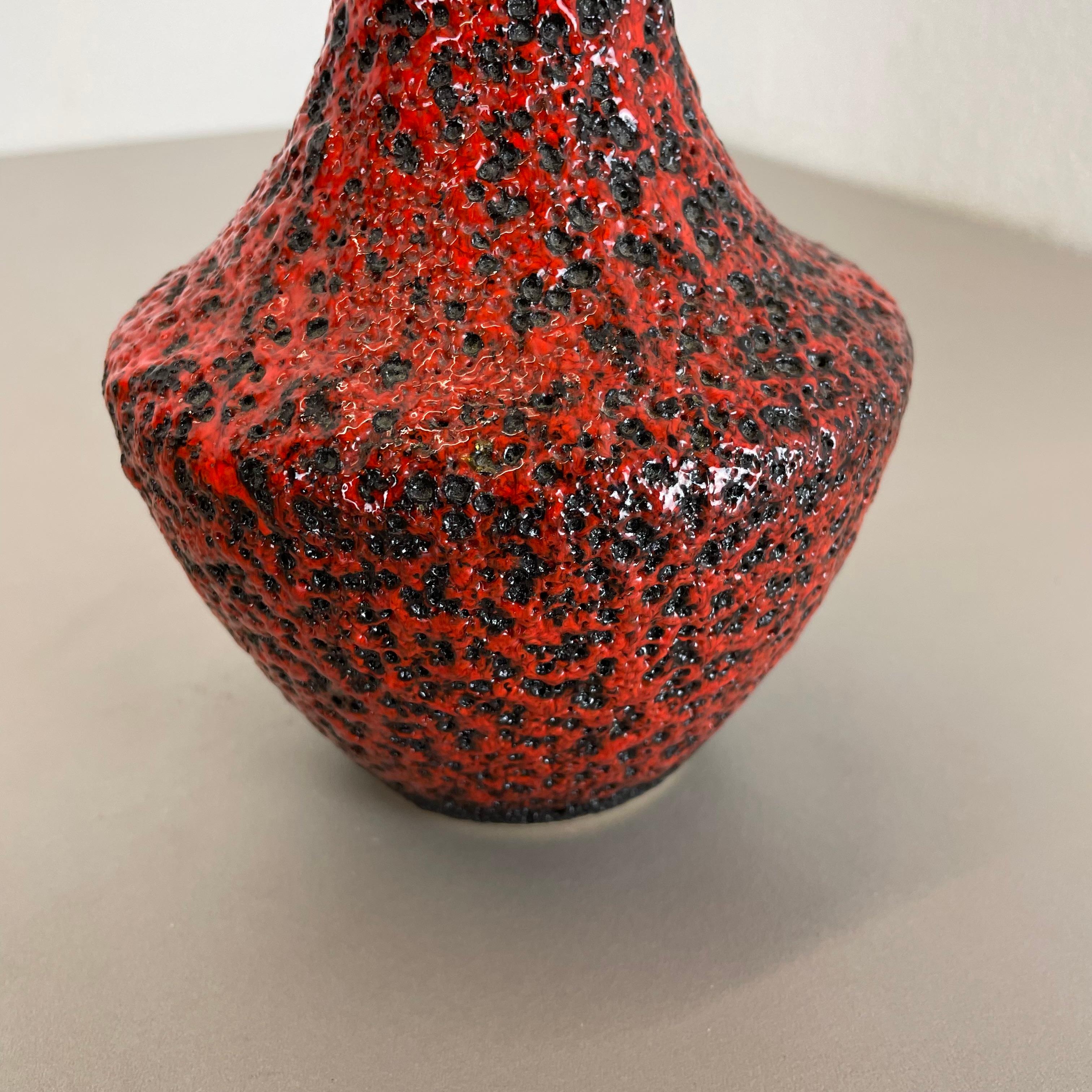 Vase brutaliste en poterie colorée rouge et noire Fabriqué par Silberdistel, Allemagne de l'Ouest, 1970 en vente 4