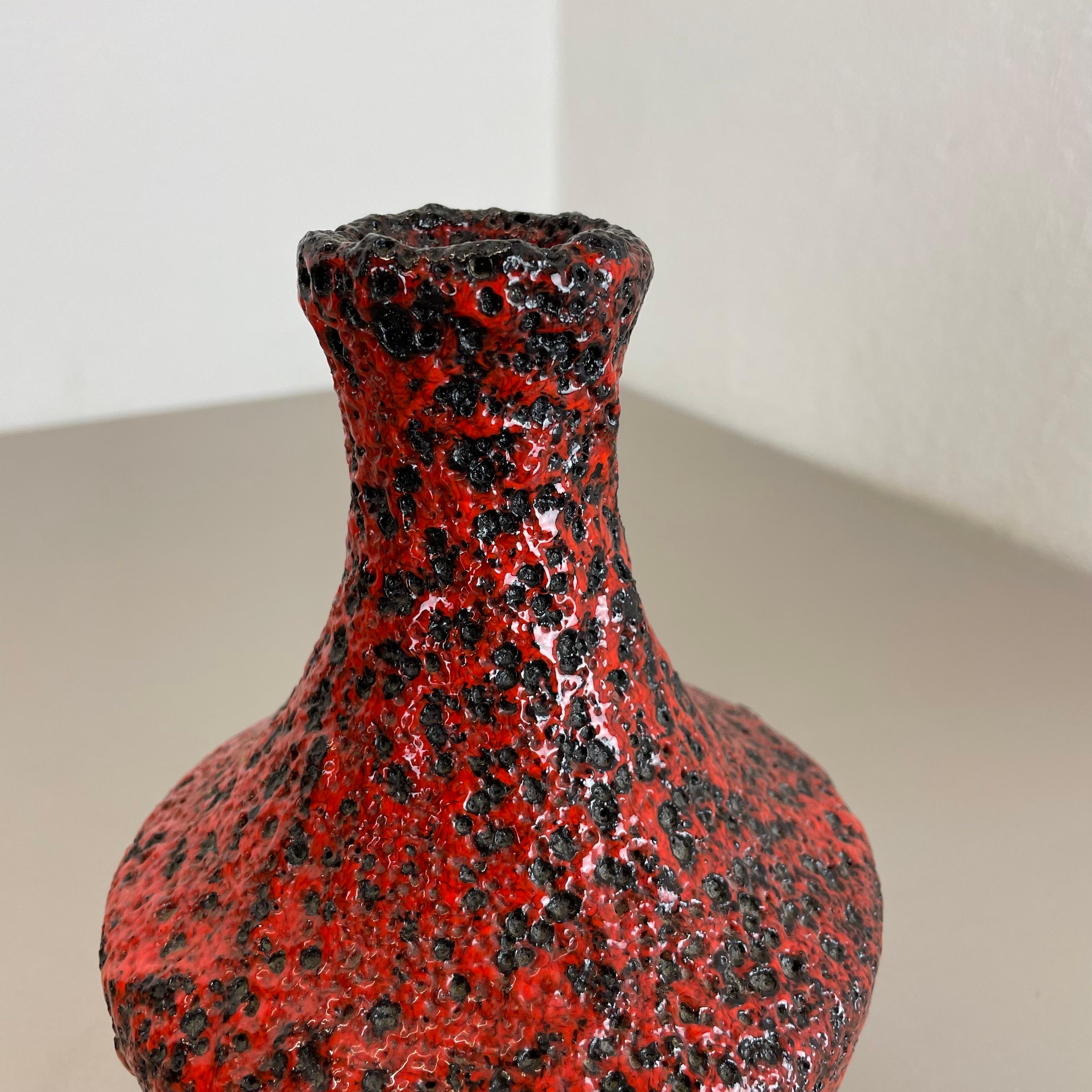 Vase brutaliste en poterie colorée rouge et noire Fabriqué par Silberdistel, Allemagne de l'Ouest, 1970 en vente 5