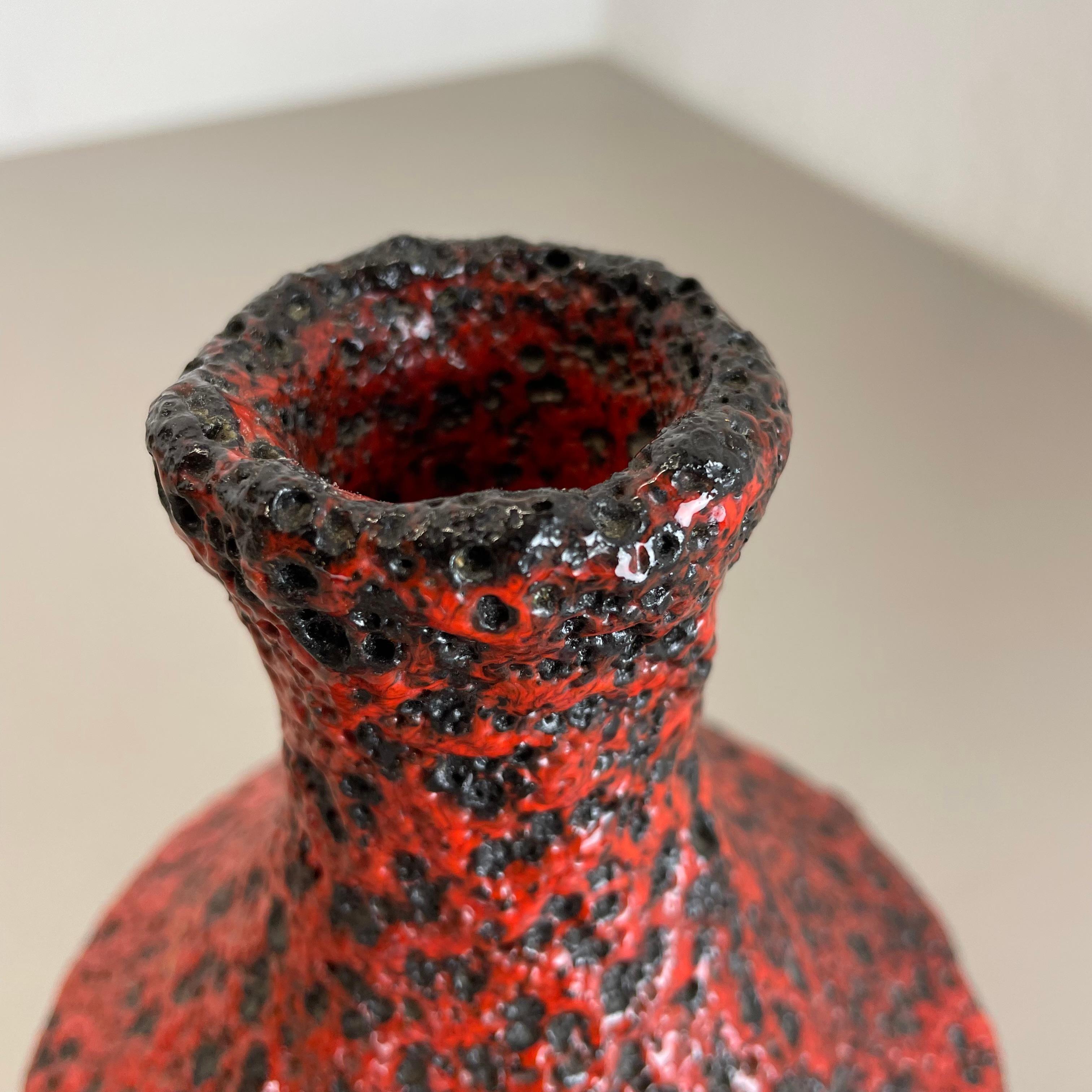 Vase brutaliste en poterie colorée rouge et noire Fabriqué par Silberdistel, Allemagne de l'Ouest, 1970 en vente 6