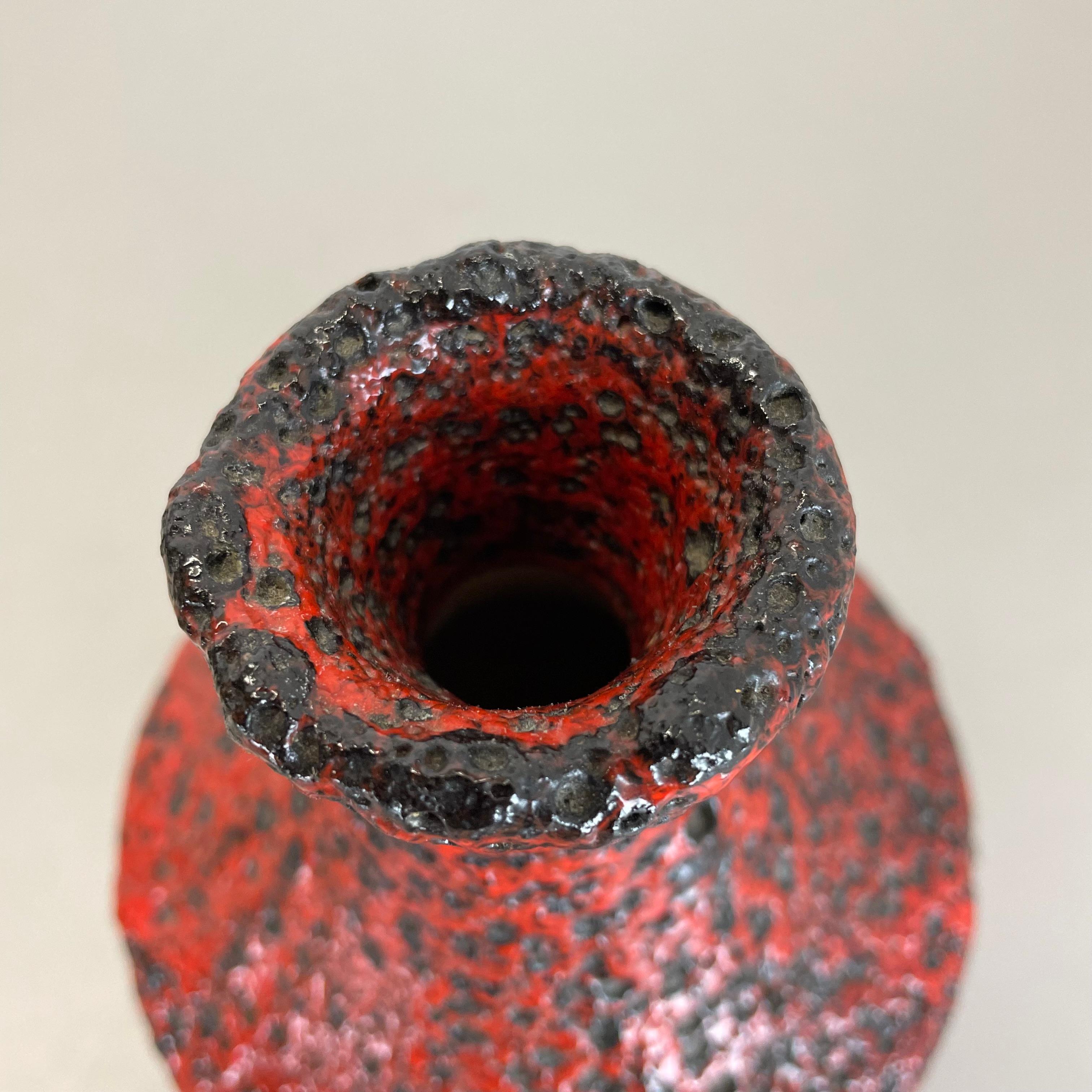 Vase brutaliste en poterie colorée rouge et noire Fabriqué par Silberdistel, Allemagne de l'Ouest, 1970 en vente 7