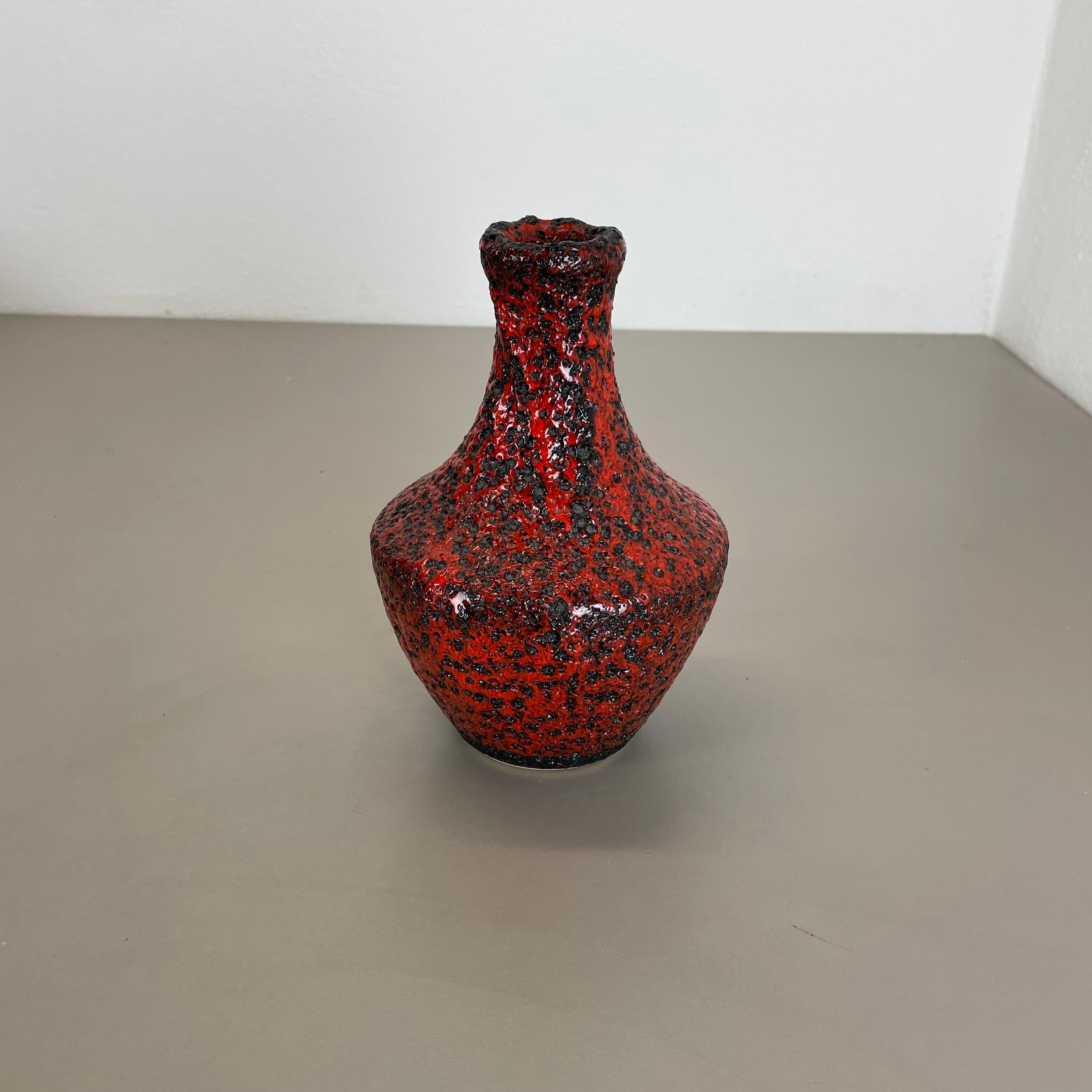 Mid-Century Modern Vase brutaliste en poterie colorée rouge et noire Fabriqué par Silberdistel, Allemagne de l'Ouest, 1970 en vente