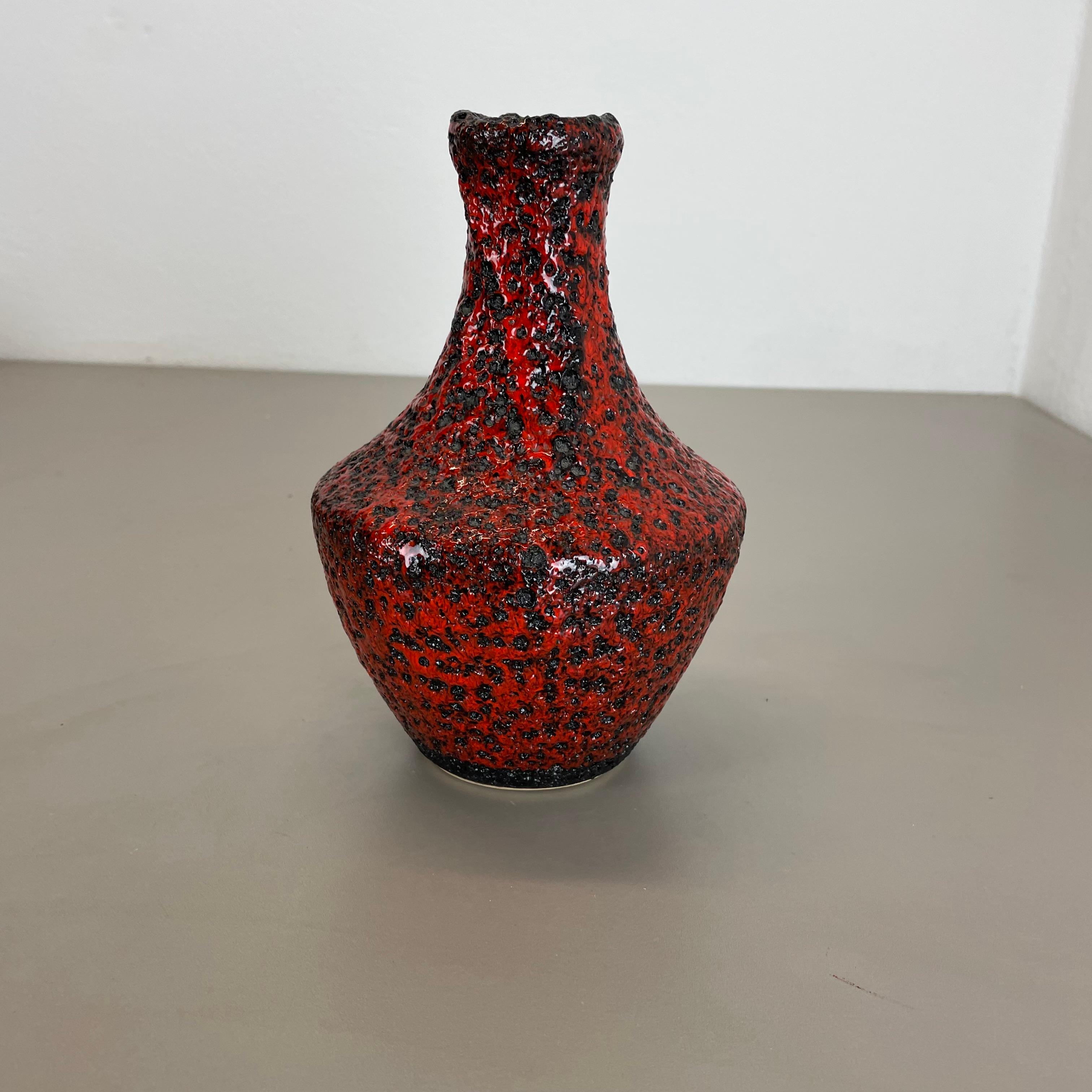 Allemand Vase brutaliste en poterie colorée rouge et noire Fabriqué par Silberdistel, Allemagne de l'Ouest, 1970 en vente