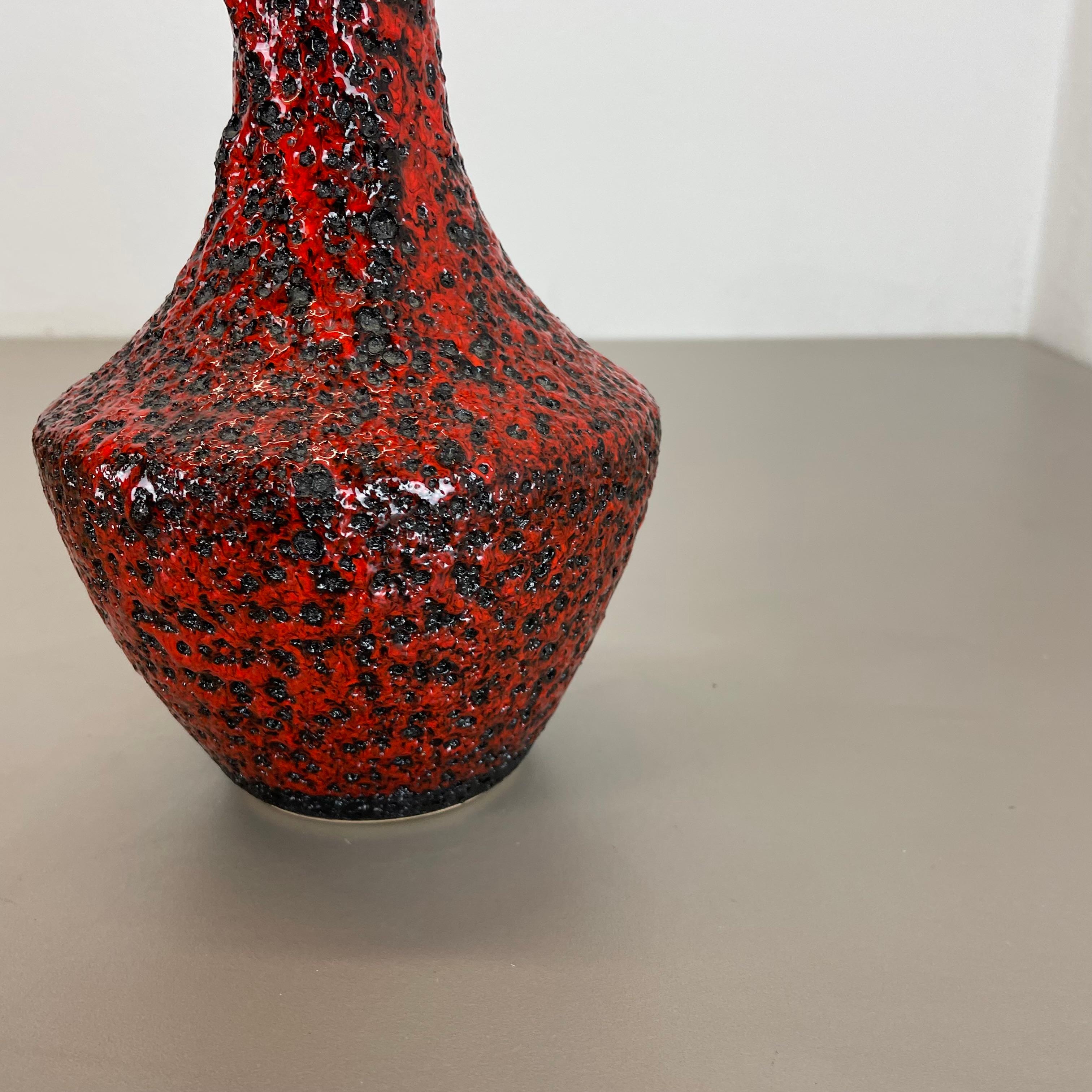 20ième siècle Vase brutaliste en poterie colorée rouge et noire Fabriqué par Silberdistel, Allemagne de l'Ouest, 1970 en vente