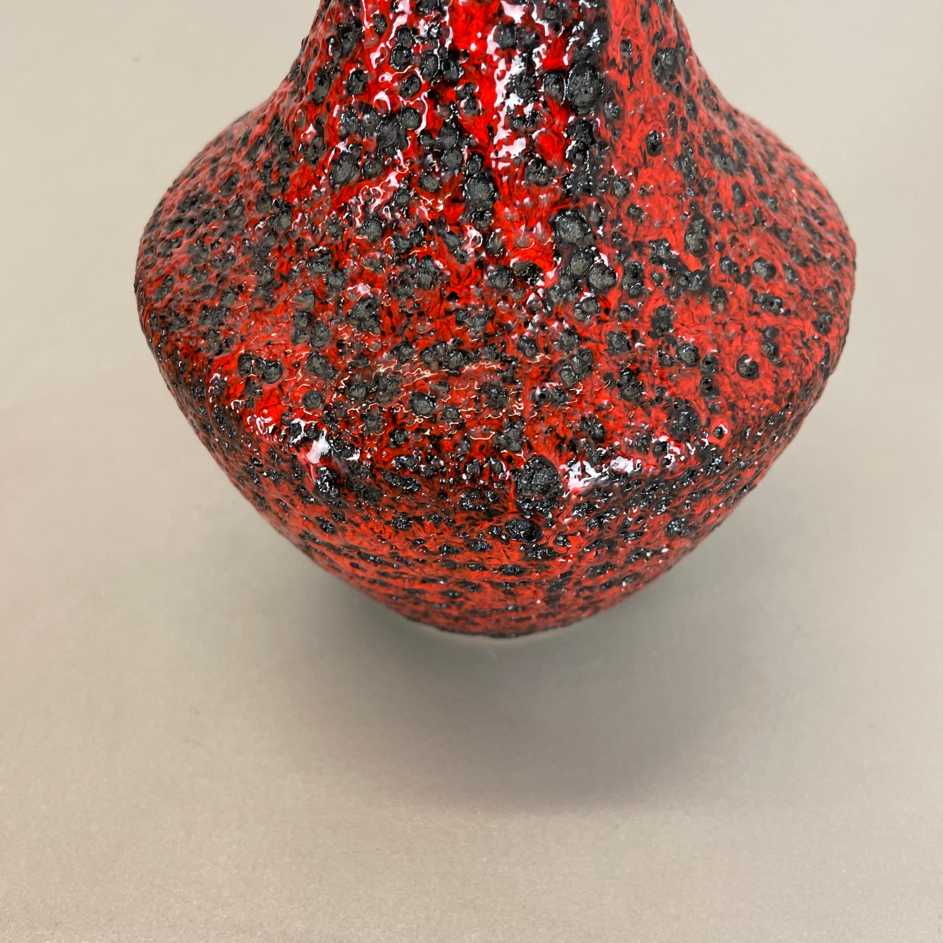 Céramique Vase brutaliste en poterie colorée rouge et noire Fabriqué par Silberdistel, Allemagne de l'Ouest, 1970 en vente