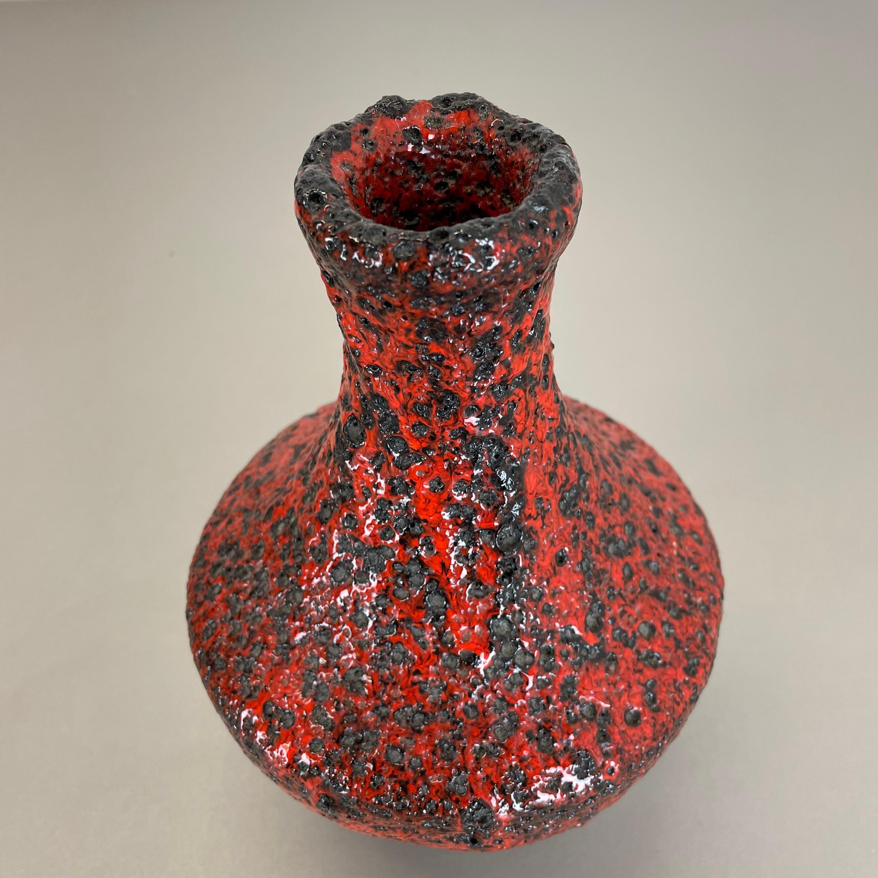 Vase brutaliste en poterie colorée rouge et noire Fabriqué par Silberdistel, Allemagne de l'Ouest, 1970 en vente 1