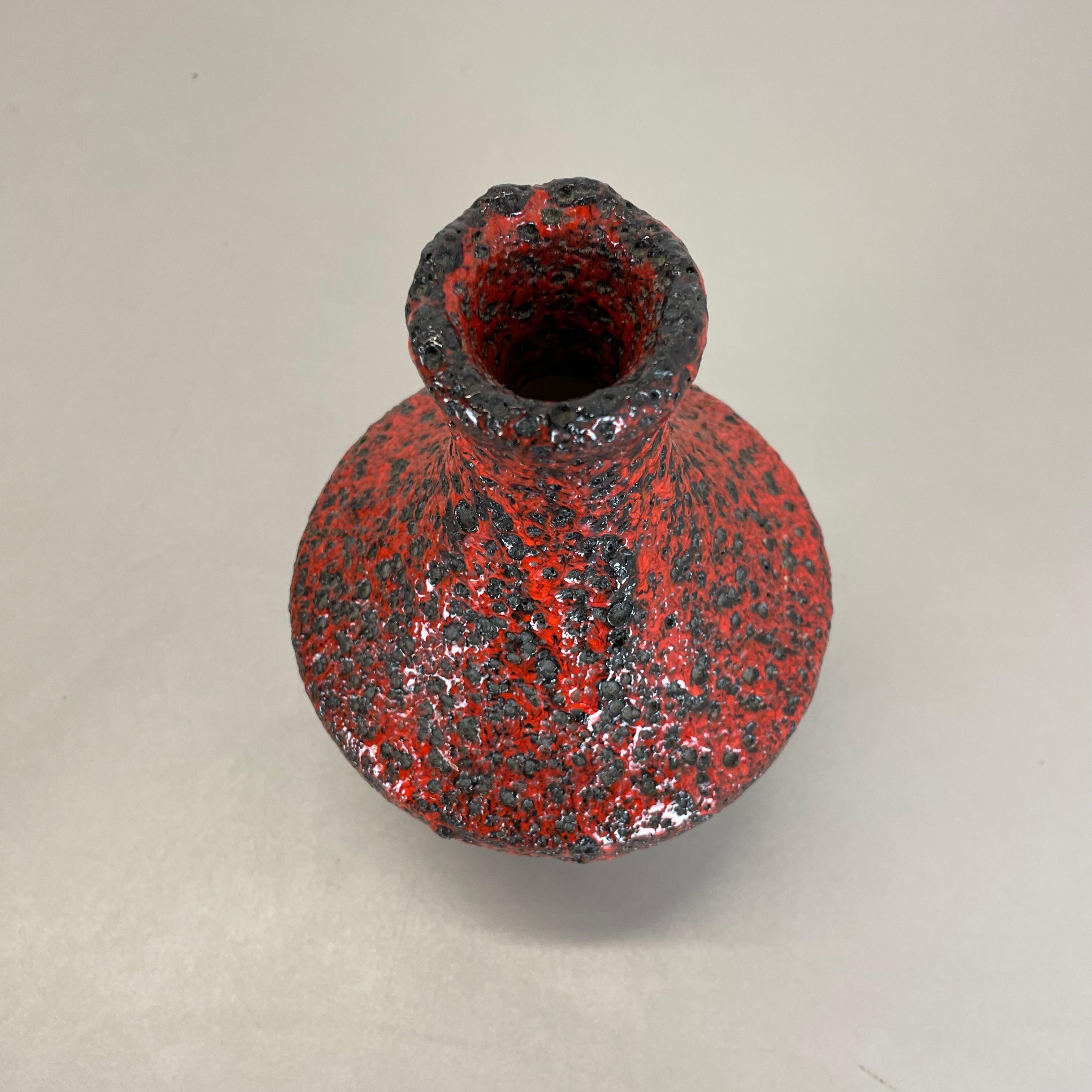 Vase brutaliste en poterie colorée rouge et noire Fabriqué par Silberdistel, Allemagne de l'Ouest, 1970 en vente 2