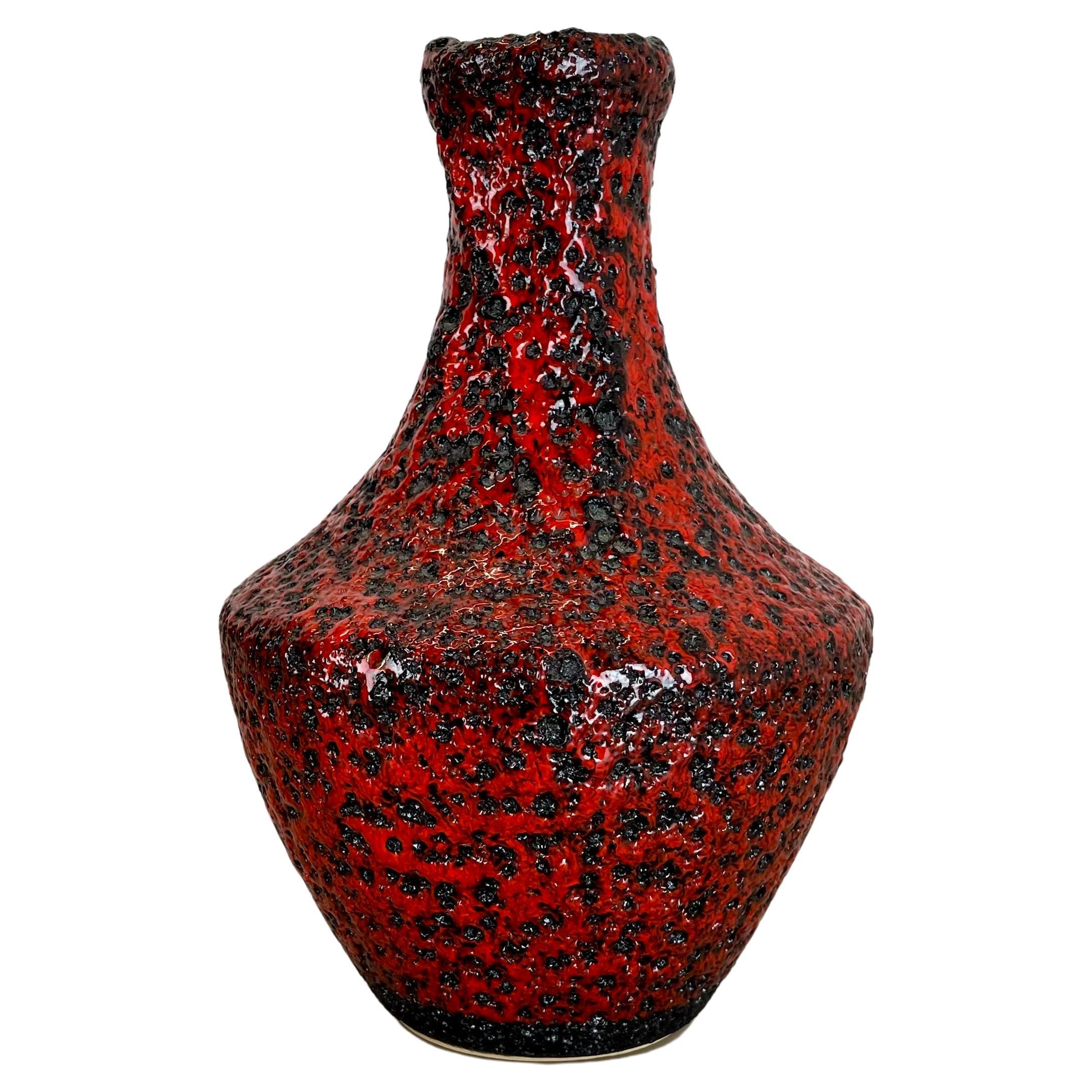 Vase brutaliste en poterie colorée rouge et noire Fabriqué par Silberdistel, Allemagne de l'Ouest, 1970