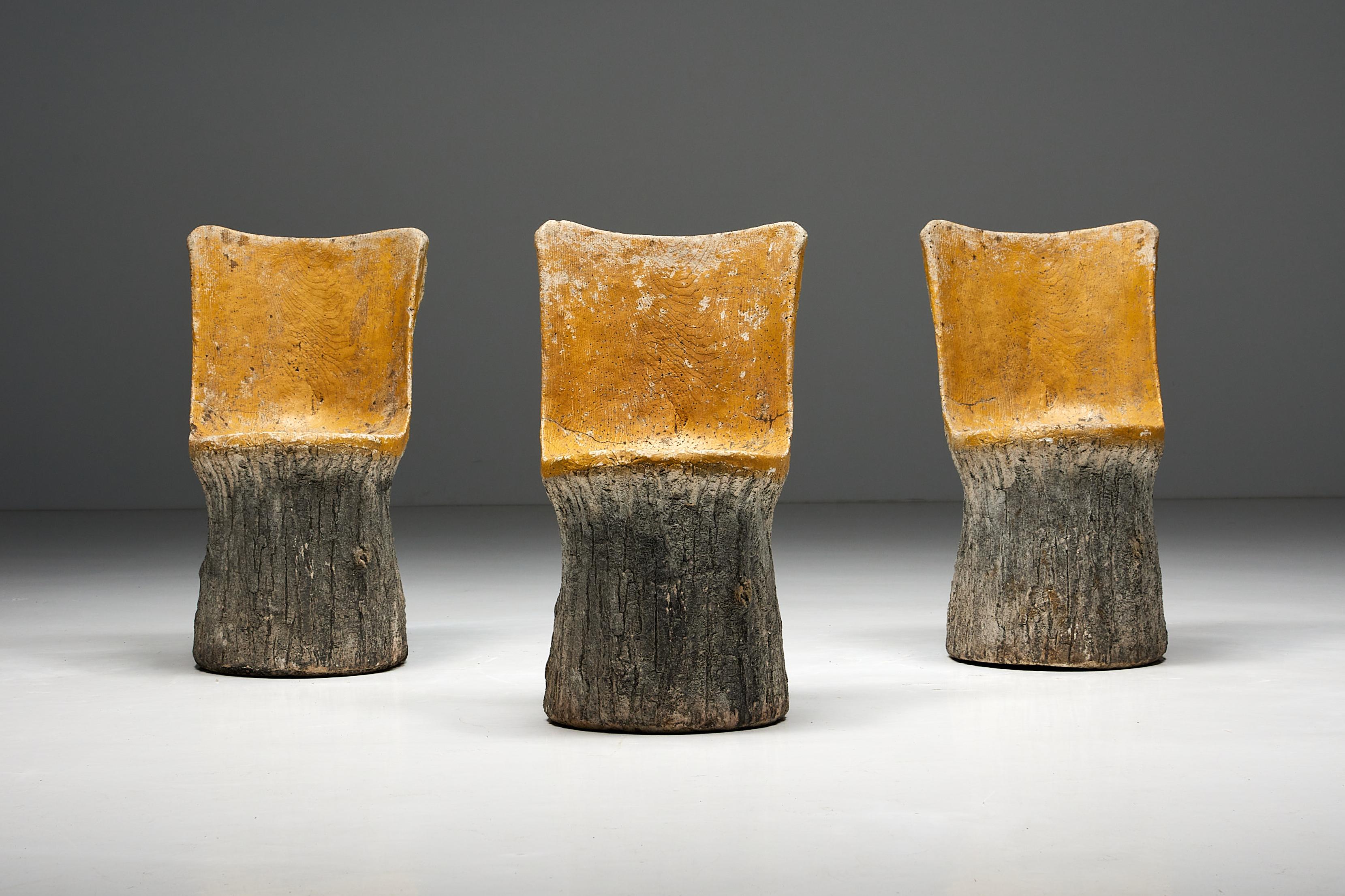 Betonstühle aus dem Frankreich der 1970er Jahre, die mit einem bemerkenswerten Design aufwarten. Diese Stühle bieten ein einzigartiges Design aus Holzimitat, das der natürlichen Schönheit von Baumstämmen sehr ähnlich ist. Mit ihren komplizierten