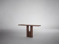 Console de style brutaliste, en chêne européen massif brun chaud, modèle « Fenestra » de Mokko