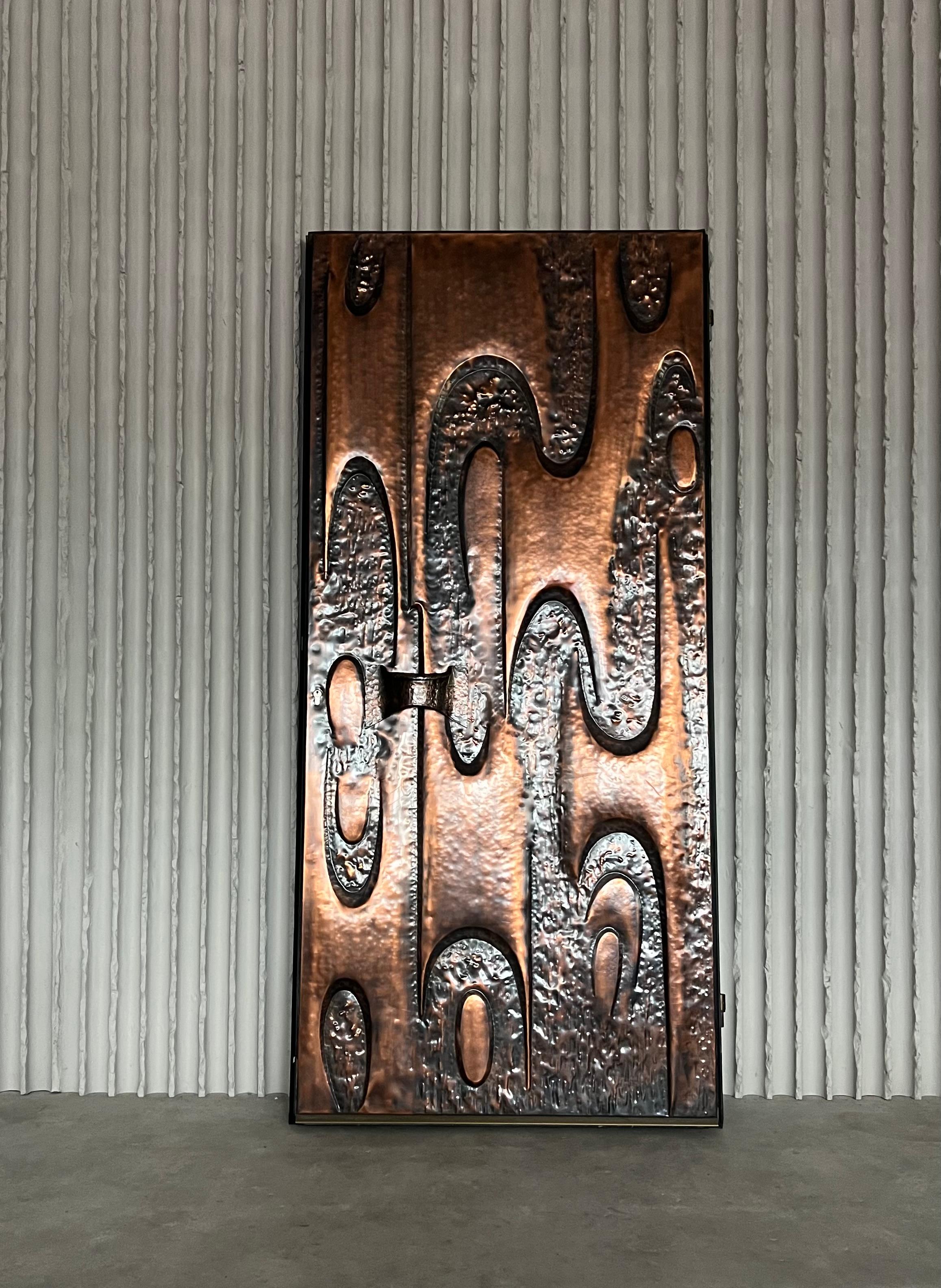 Puro arte disfrazado de puerta, eso es todo lo que hay que decir al respecto..... Fabricada en cobre y utilizada en una villa belga en los años 60 para dar a la casa un toque de lujo de diseño. El panel puede retirarse de la puerta para utilizarlo