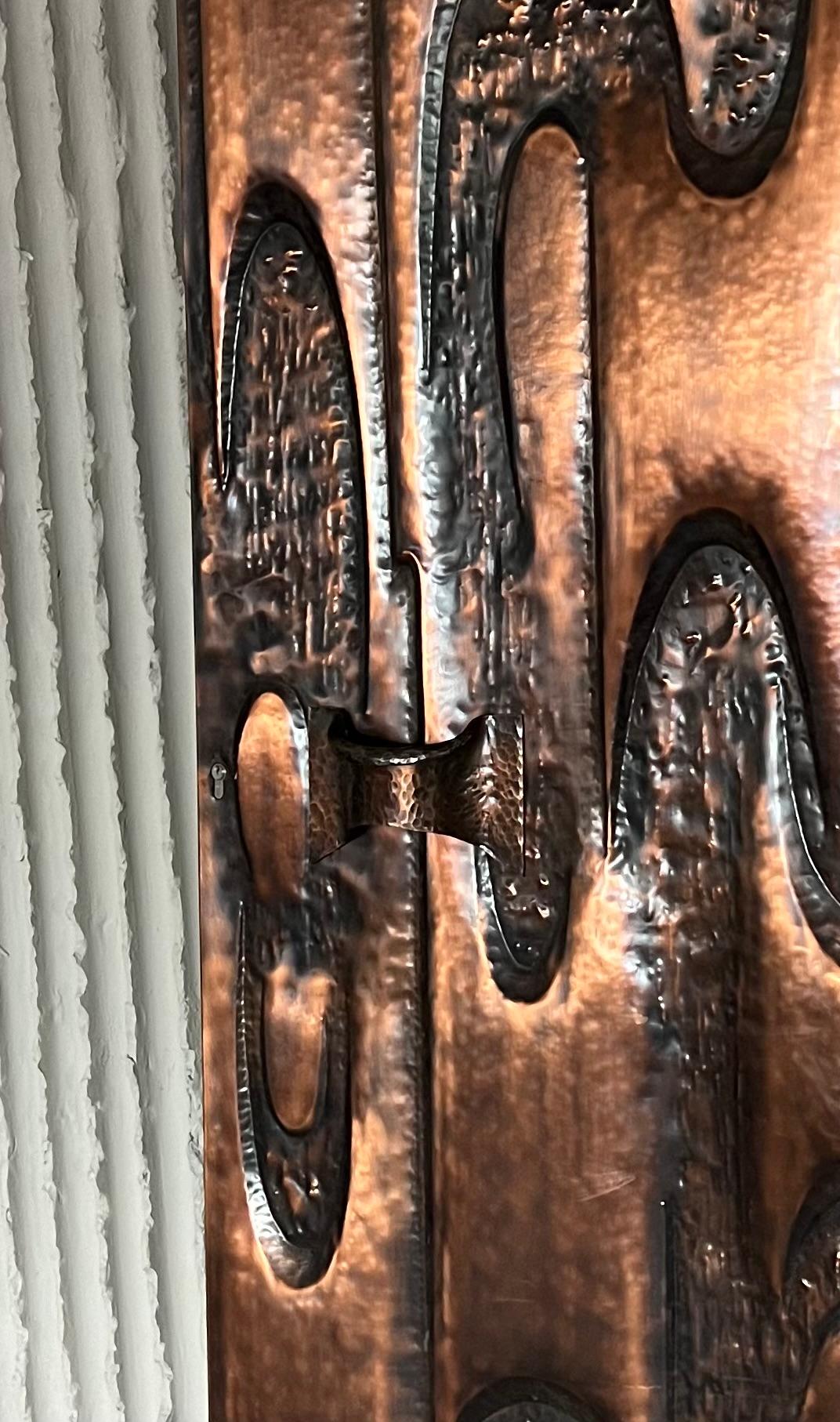 Puerta de cobre brutalista Moderno de mediados de siglo en venta