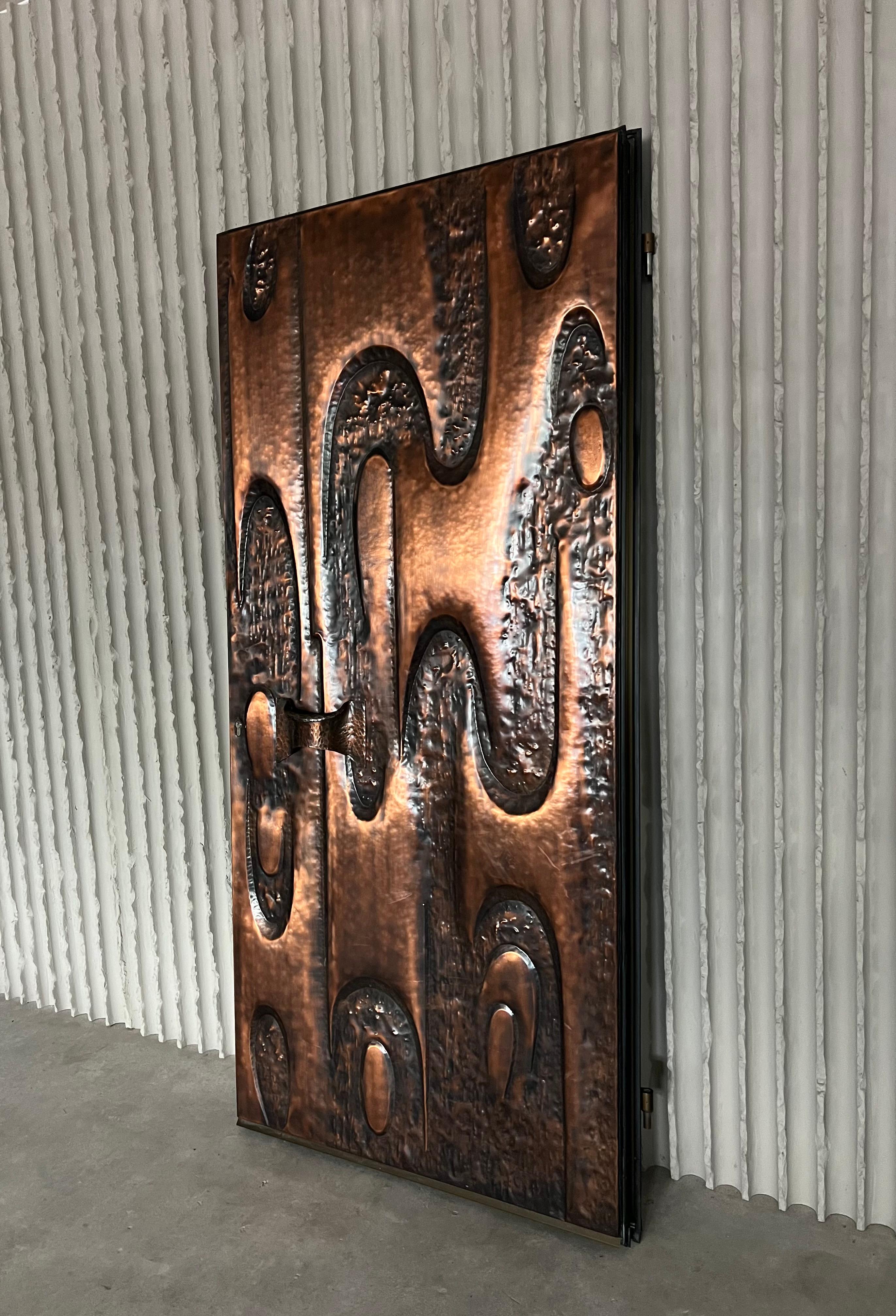 Puerta de cobre brutalista en venta 2