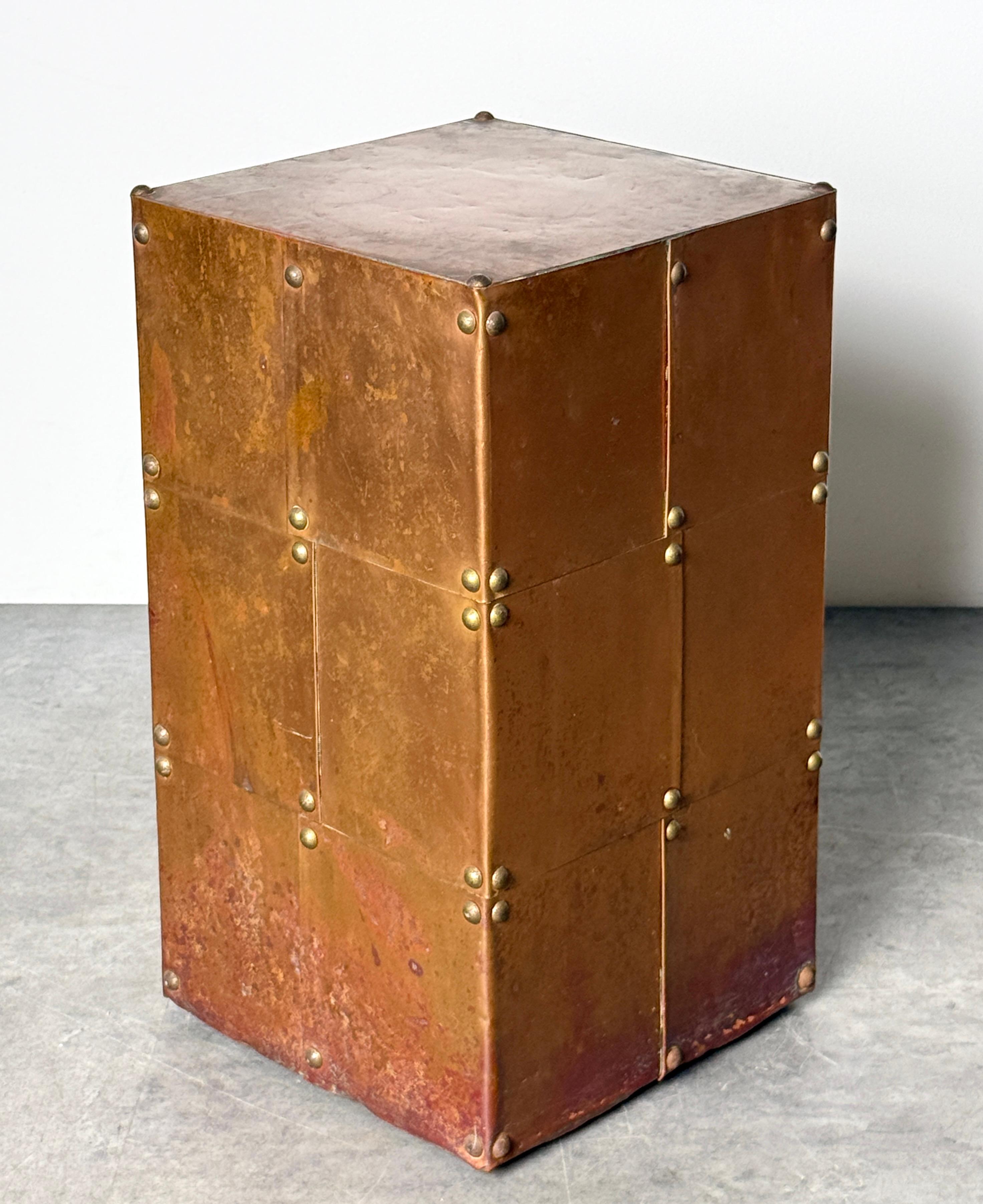 Mid Century vintage brutalist copper cube pedestal table in the manner of Paul Evans circa 1970s

Beautifully patinated copper patchwork design with brass rivet fasteners
Unmarked

10.5 inch width
10.5 inch depth
18.5 inch height