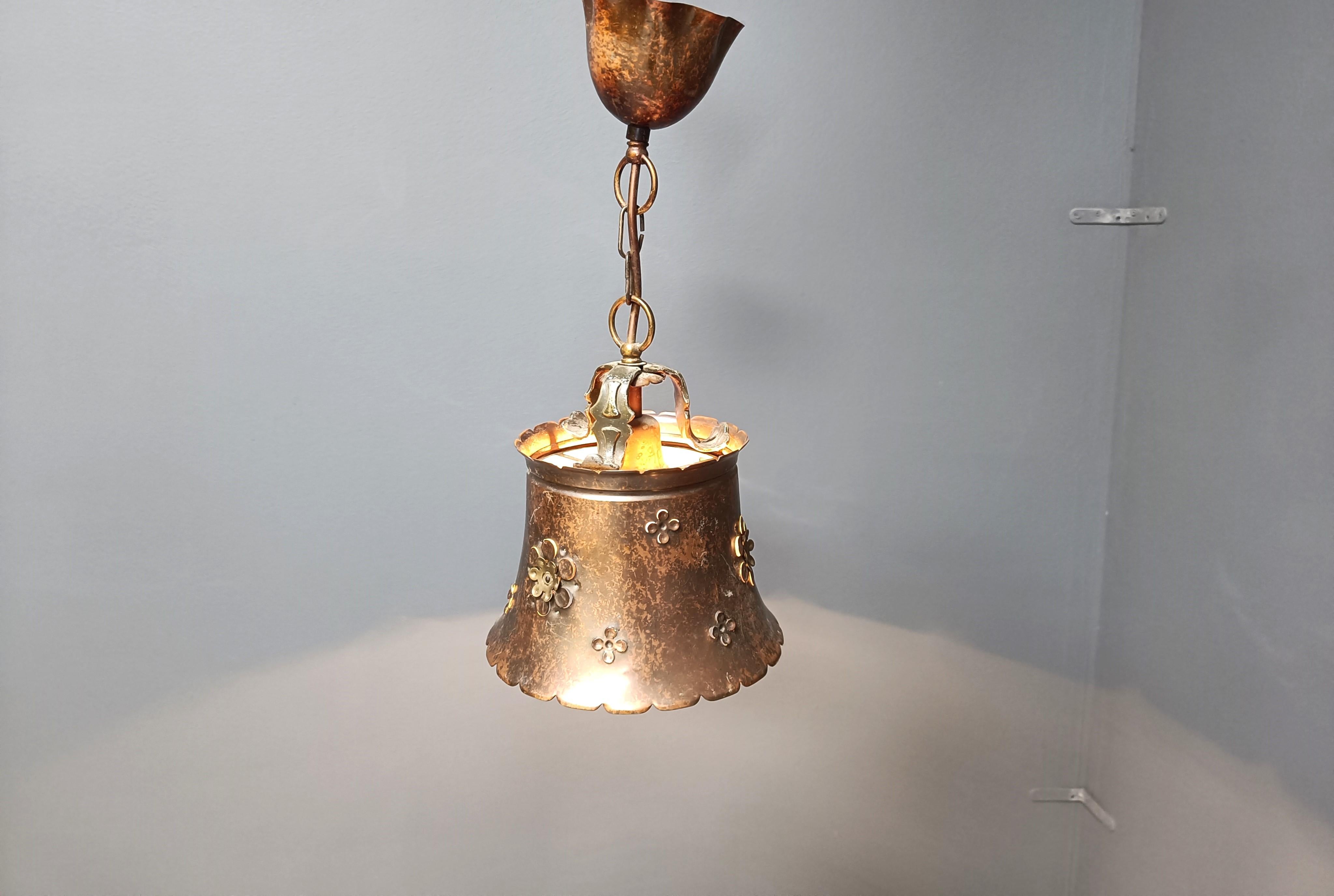 Lampada a sospensione brutalista in rame, anni '70 in vendita 3