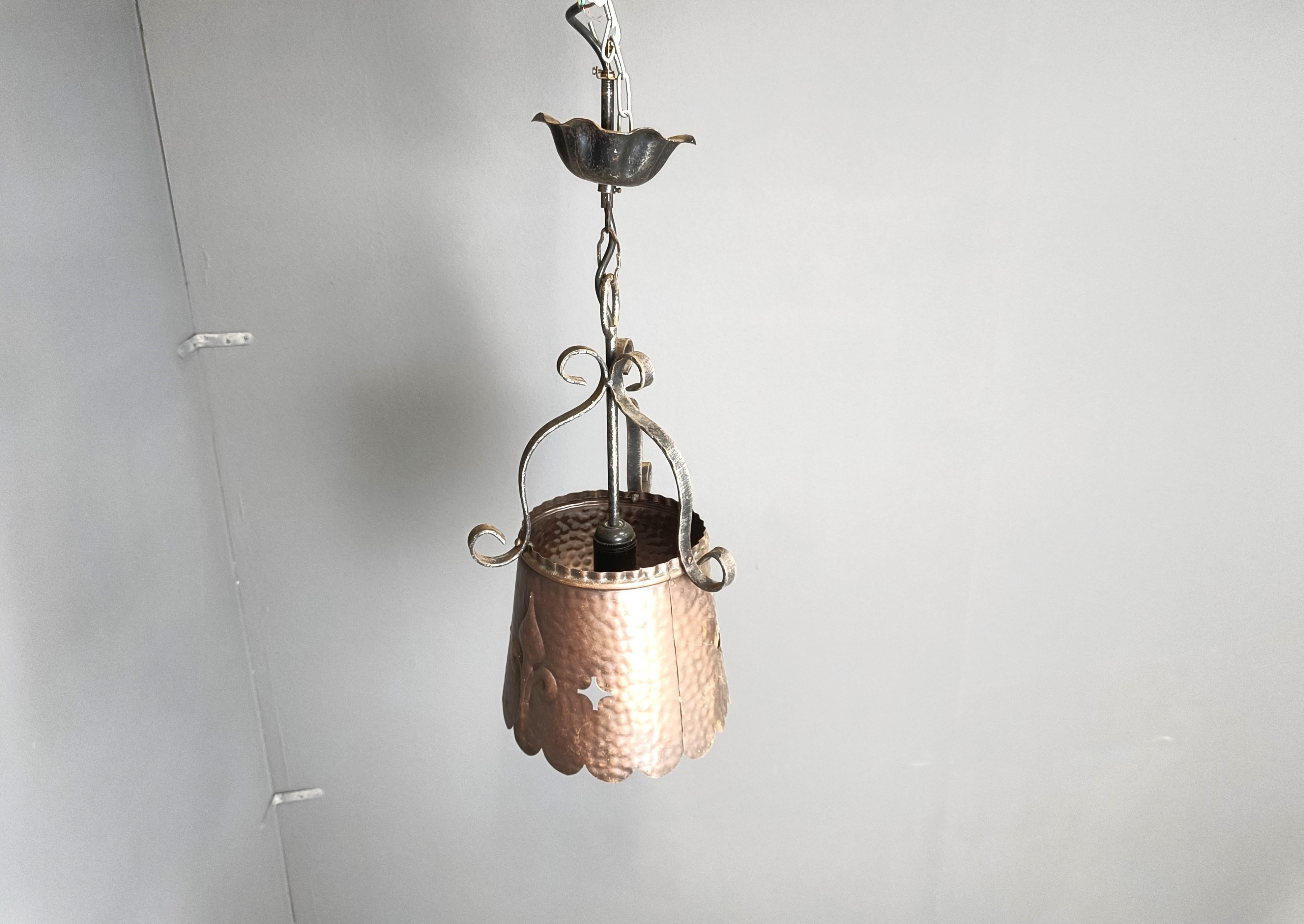 Lampada a sospensione brutalista vintage in lamiera di rame martellata.

La lampada emette una bella luce diffusa grazie al paralume perforato.

Anni '70 - Paesi Bassi

Testato e pronto all'uso con una lampadina E27. Lavora in tutto il