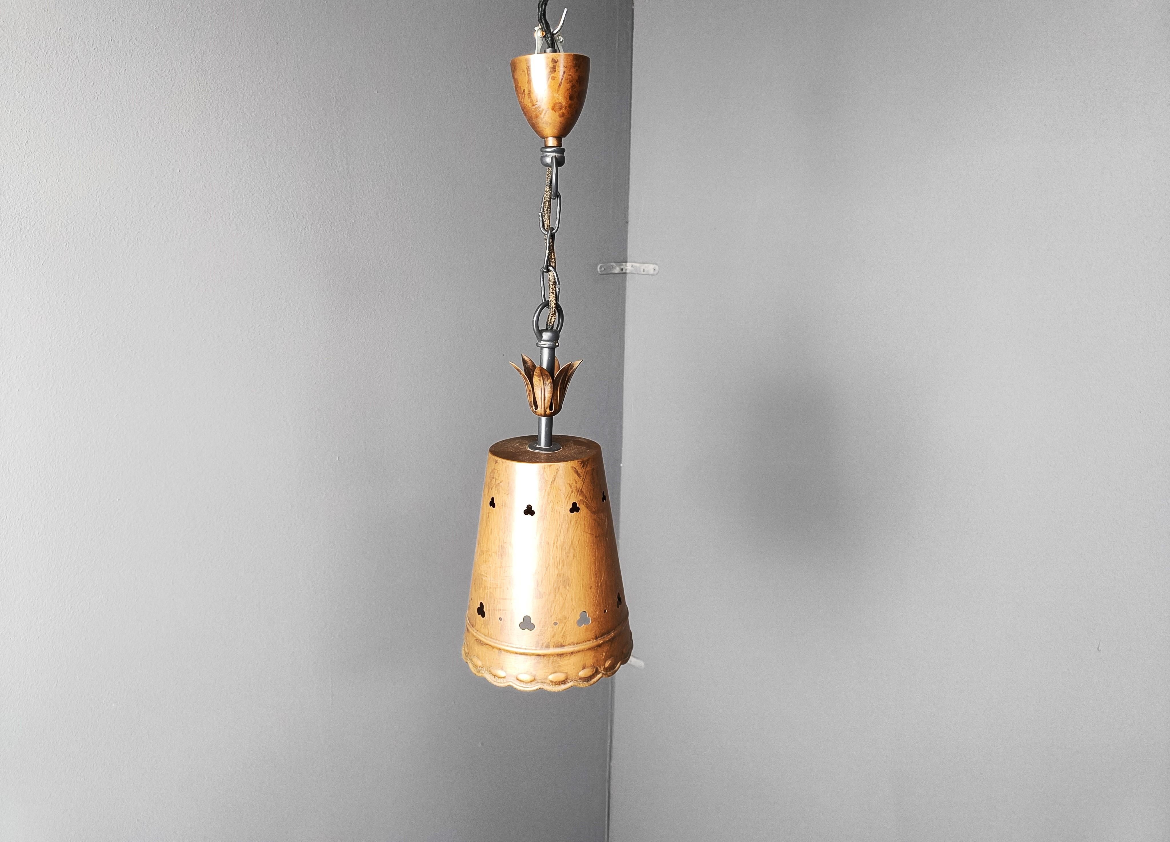 Lampada a sospensione brutalista vintage in lamiera di rame martellata.

La lampada emette una bella luce diffusa grazie al paralume perforato.

Anni '70 - Paesi Bassi

Testato e pronto all'uso con una lampadina E27. Lavora in tutto il