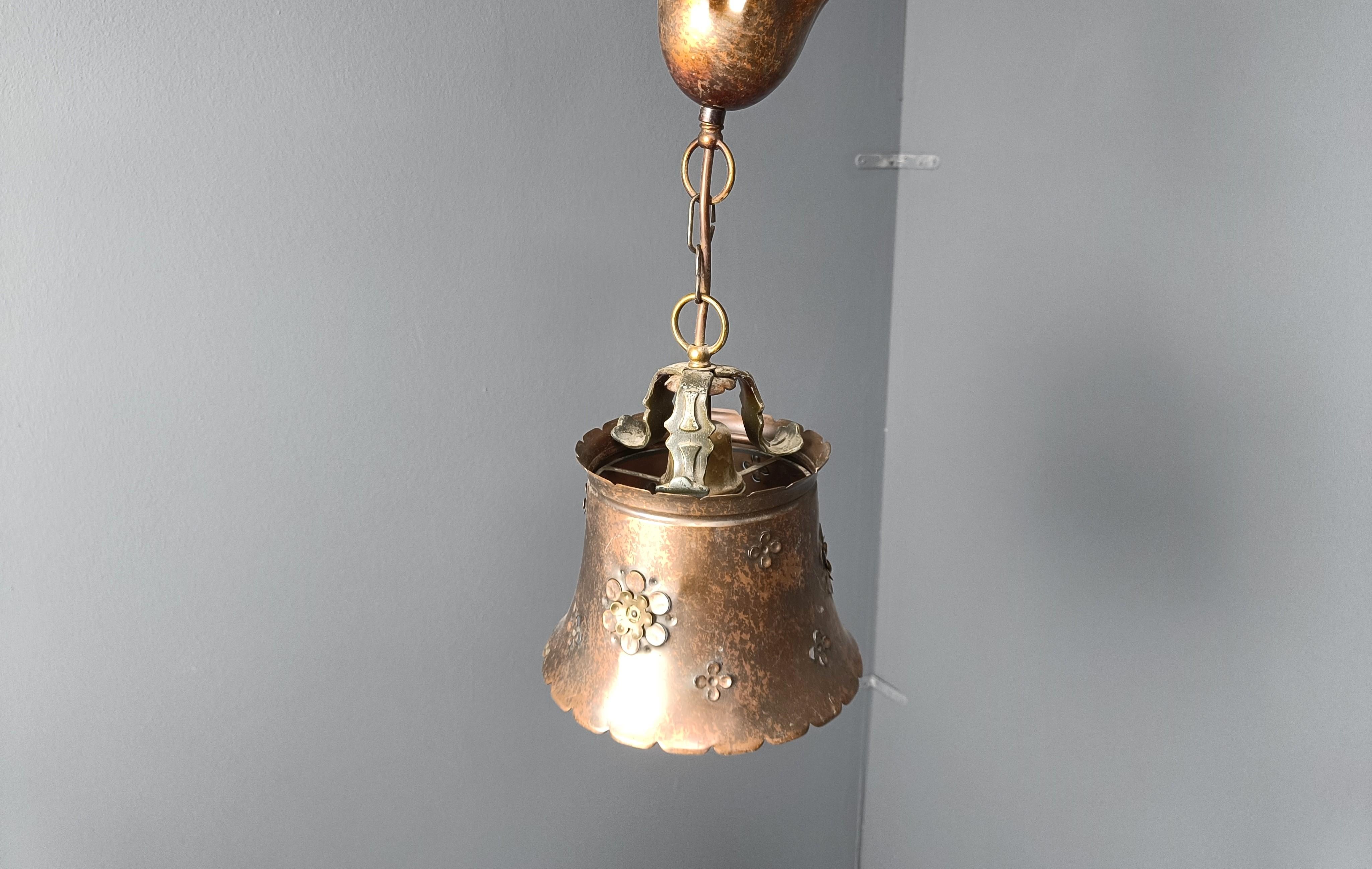 Lampada a sospensione brutalista vintage in lamiera di rame martellata.

La lampada emette una bella luce diffusa grazie al paralume perforato.

Anni '70 - Paesi Bassi

Testato e pronto all'uso con una lampadina E27. Lavora in tutto il