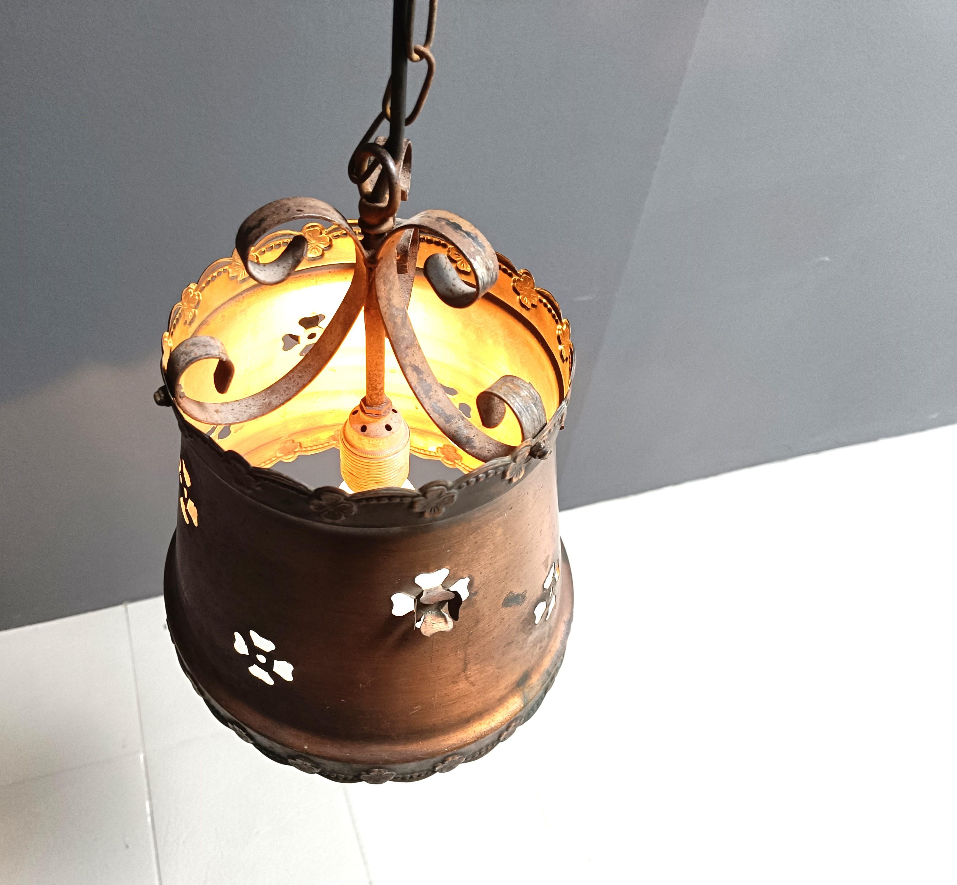 Lampada a sospensione brutalista in rame, anni '70 In condizioni buone in vendita a Leuven, Vlaams Gewest