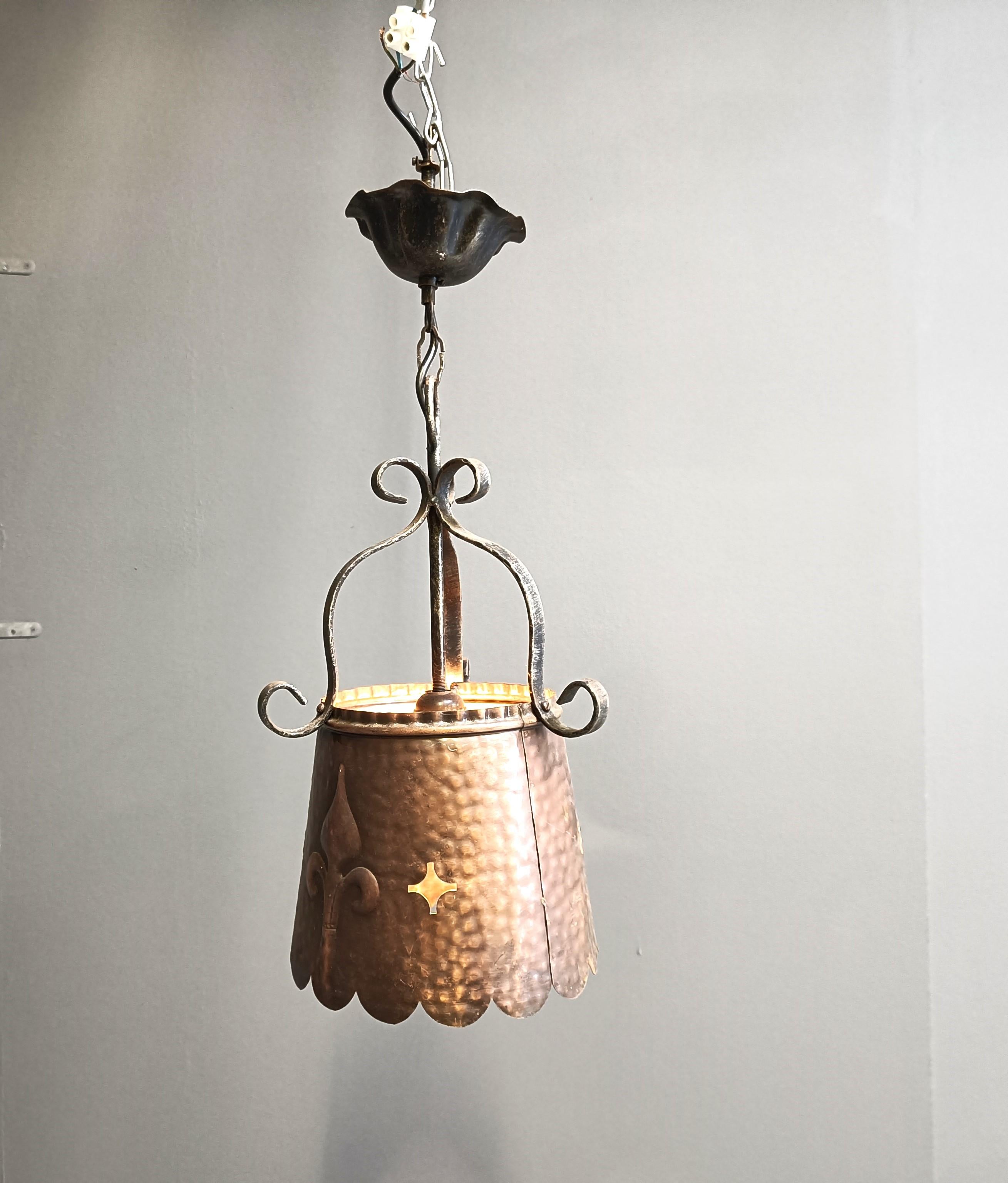 Lampada a sospensione brutalista in rame, anni '70 in vendita 1