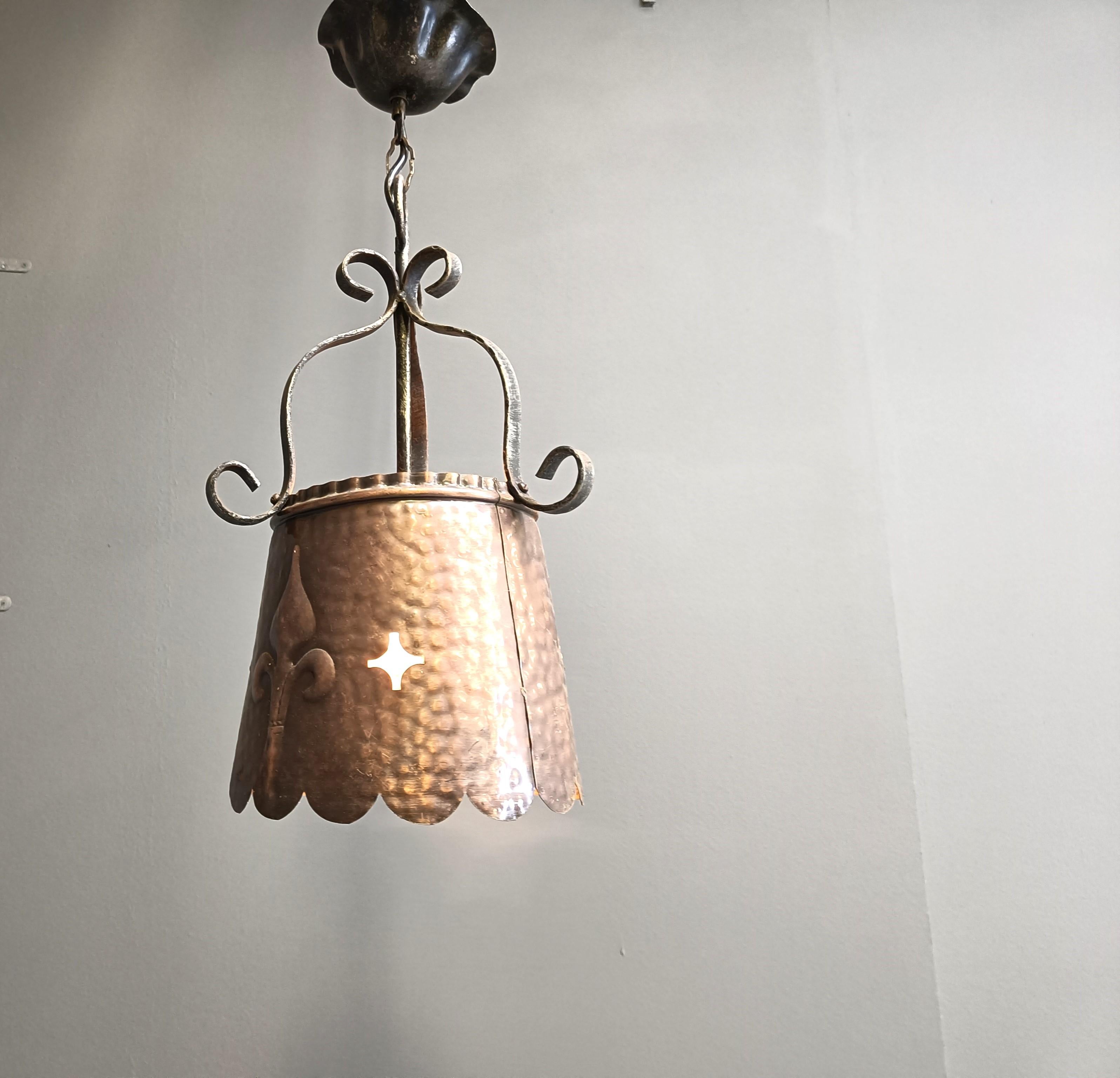 Lampada a sospensione brutalista in rame, anni '70 in vendita 2