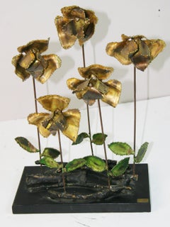 Scultura brutalista di rose in rame