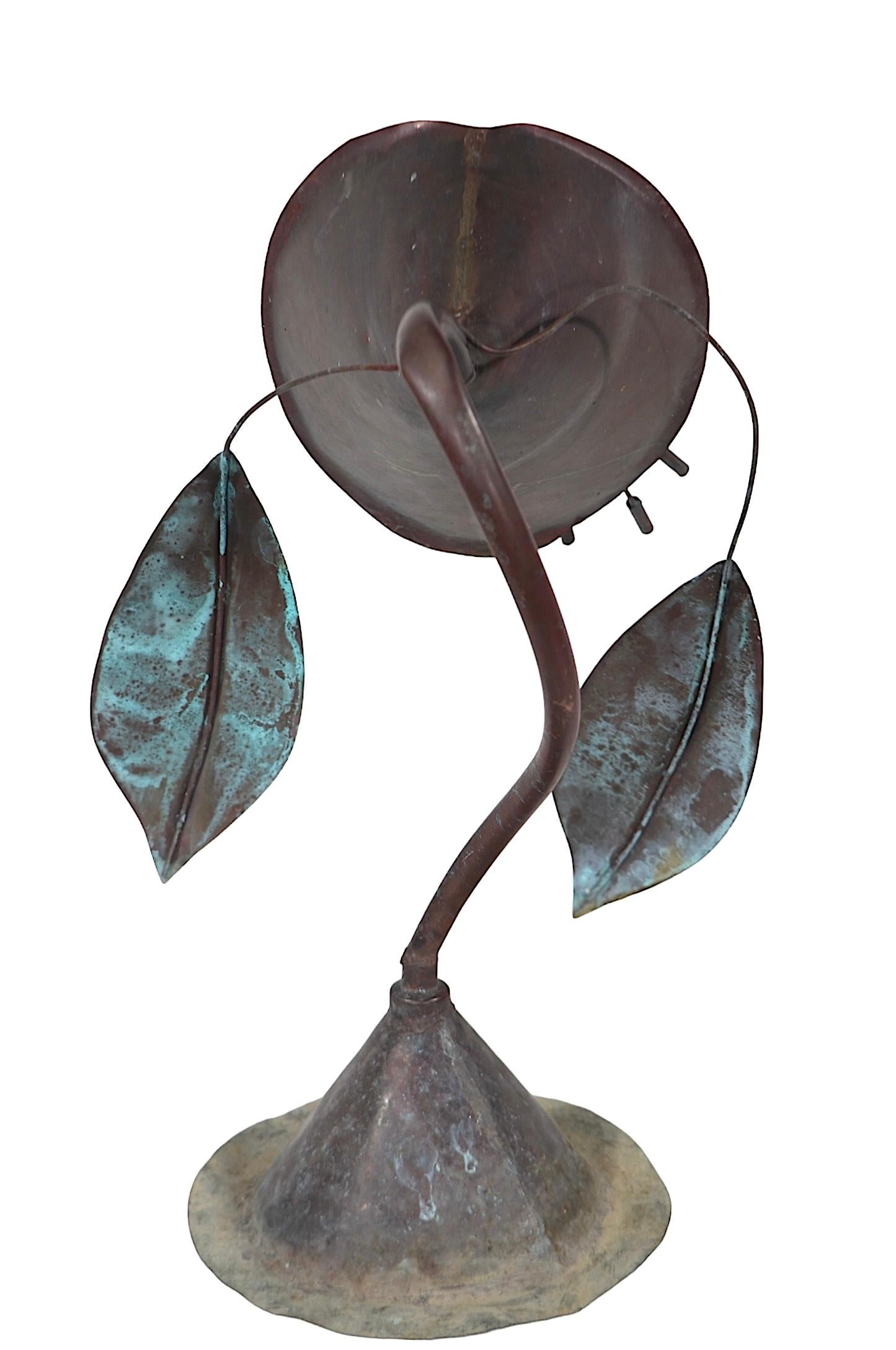 Lirio de cobre artesanal de escuela brutalista, ejecutado en acabado verdigris. Este ejemplar está en buen estado, original, limpio y listo para usar, el tallo tiene una ligera ondulación en la curva del cuello, por favor, mira las imágenes. Al