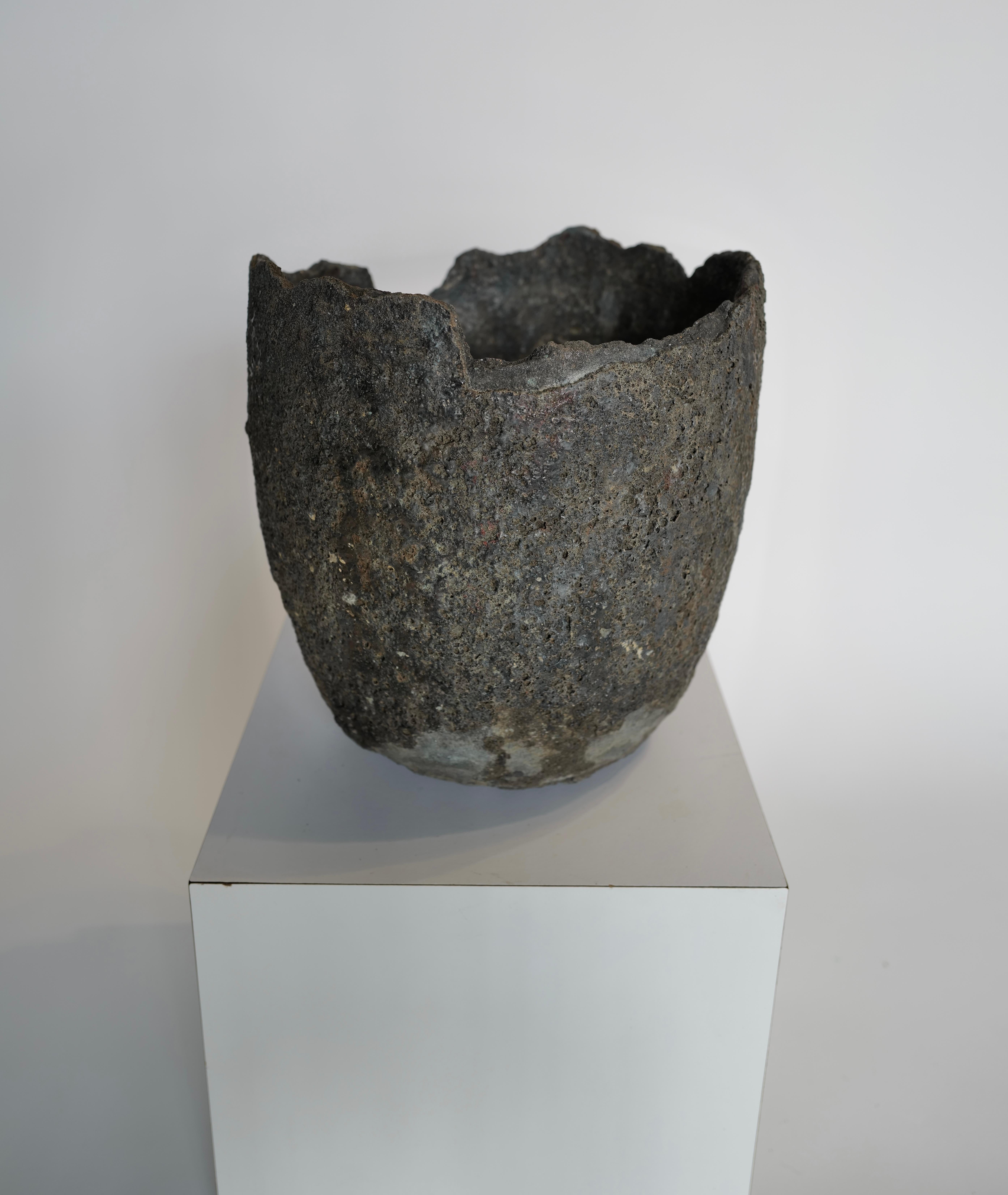 Mid-Century Modern Brutalist Crucible Vessel Pot Planter en vente