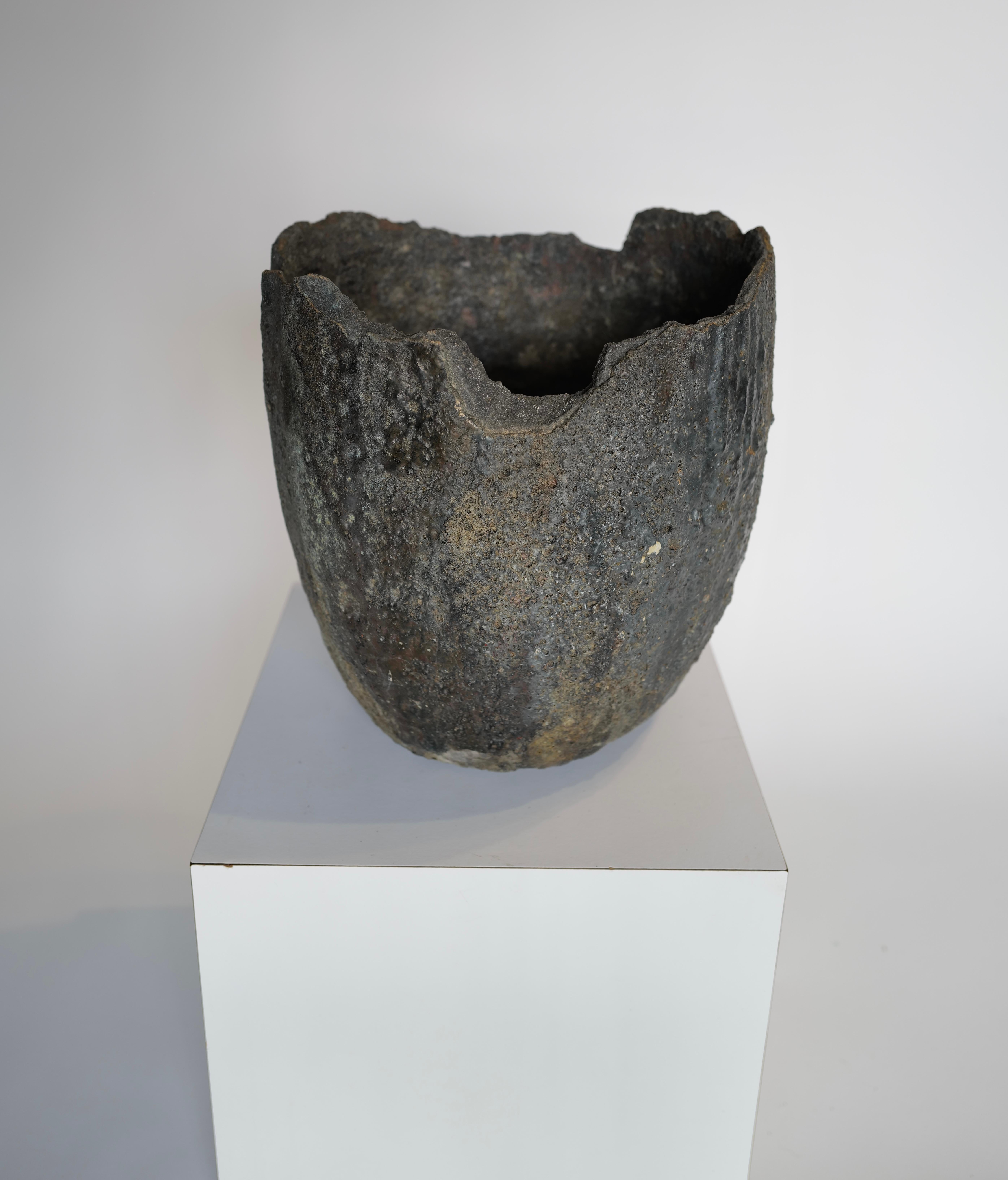 Brutalist Crucible Vessel Pot Planter In Good Condition For Sale In Oklahoma City, OK