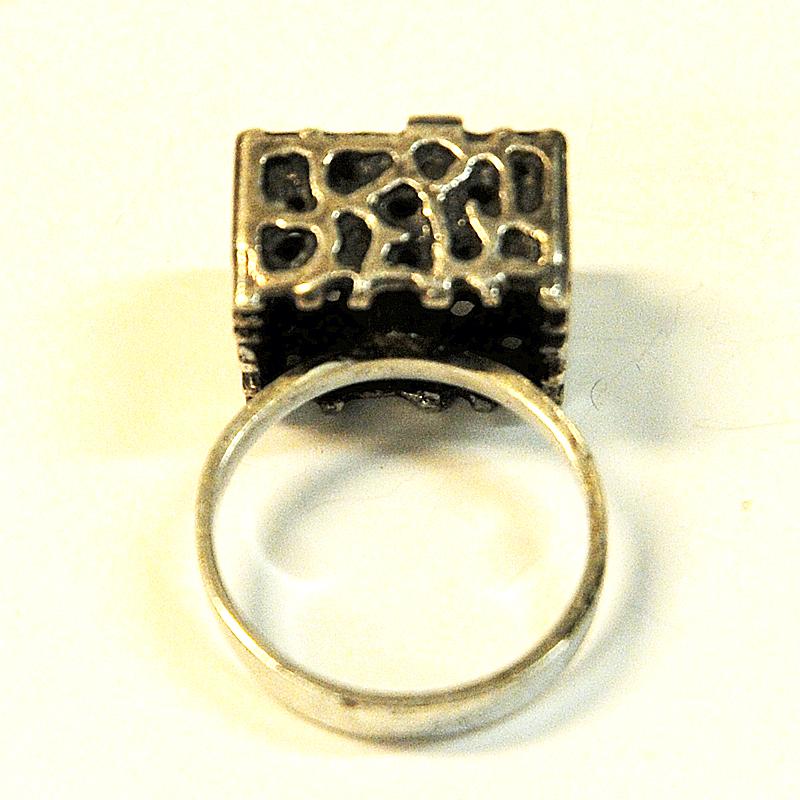 Charming cube shaped designed silver ring by Finish silversmith Martti Viikinniemi in 1970, Heinola - Finland.
This midcentury silverring has a design and a moon crater look typical by Martti Viikinniemi. Suitable for every occasion. Marked with:
