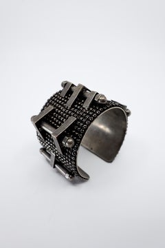 Pulsera escultural de estilo brutalista con cierre tipo brazalete, de malla de rutenio y paladio, con tachuelas, estilo vintage